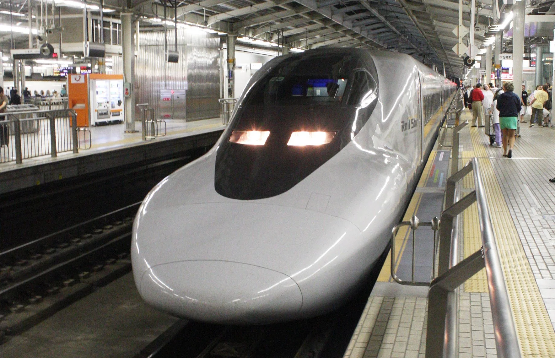 HIROSHIMA - MAY 2009 - SHINKANSEN SCENES (10).JPG