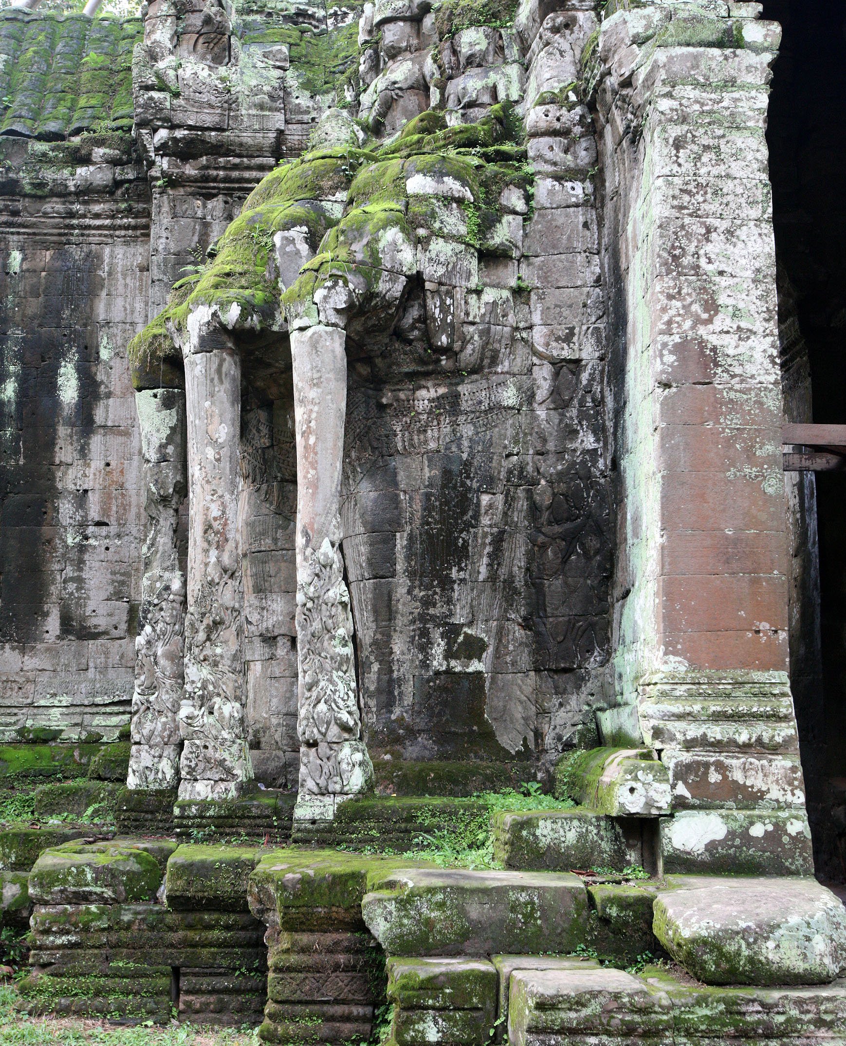BAYON TEMPLE - CAMBODIA - JULY 2010 (16).JPG