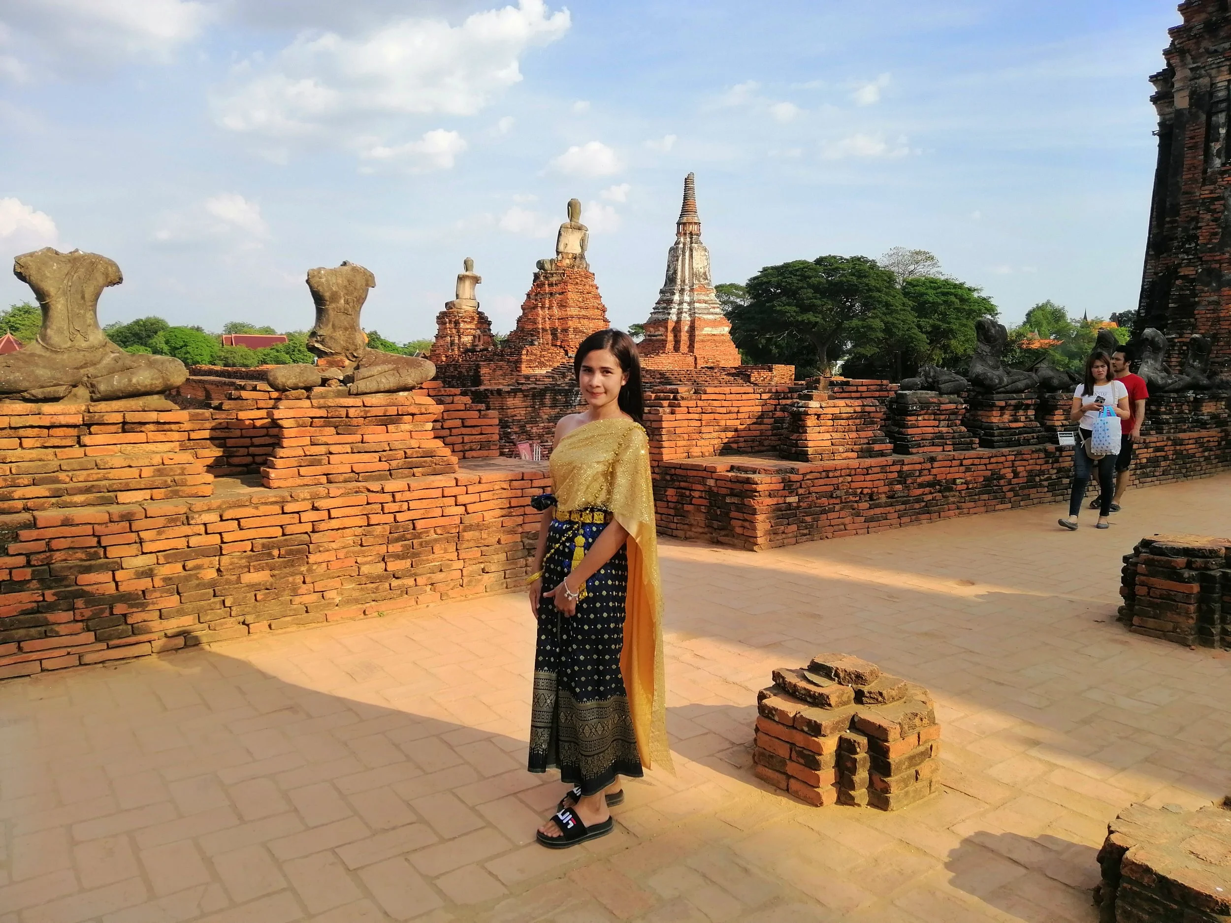 2018 Ayutthaya Pics with Gift in Traditional Dress (171).jpg