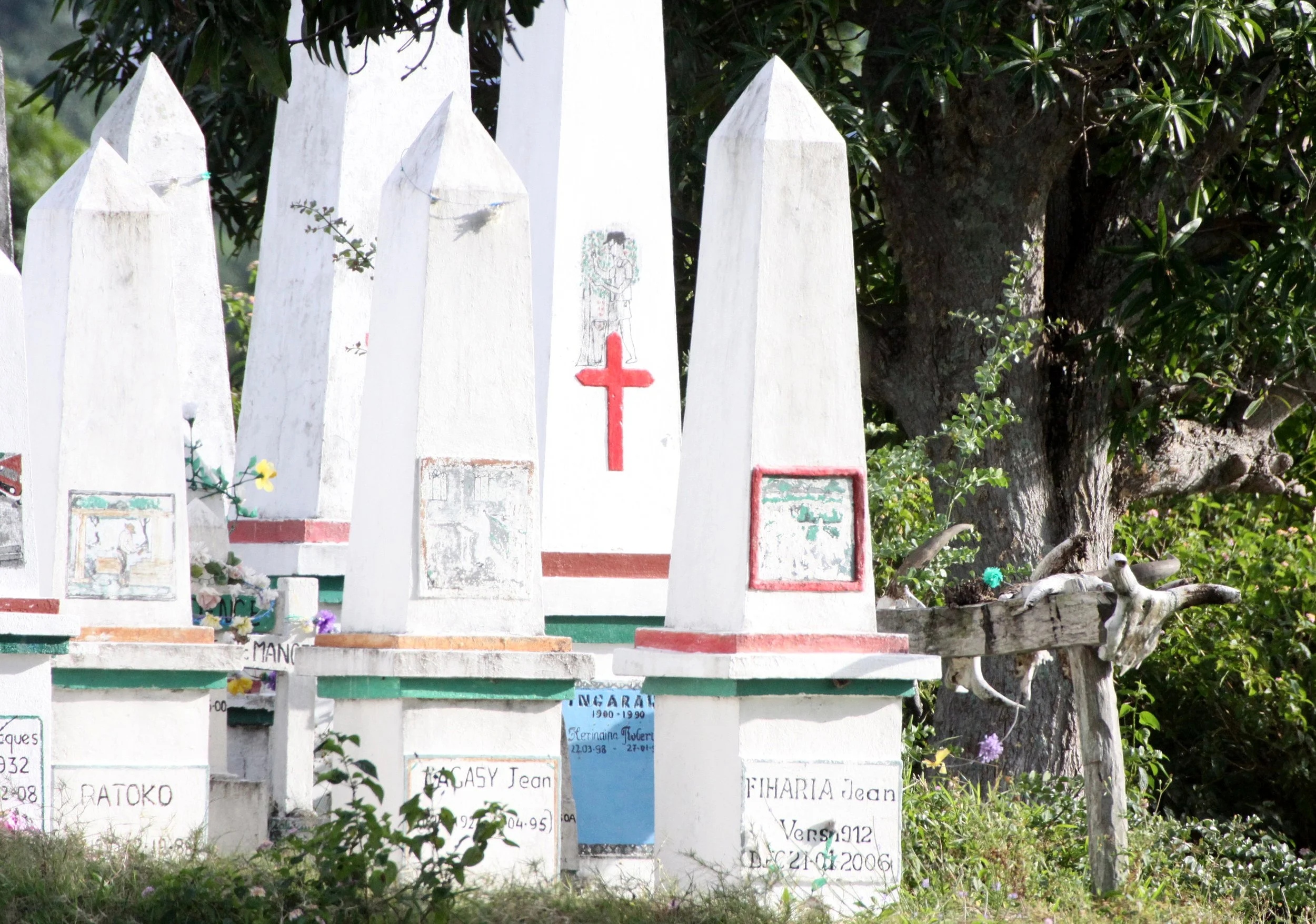 FORT DAUPHIN - MAHAFALY TOMB ART (9).JPG