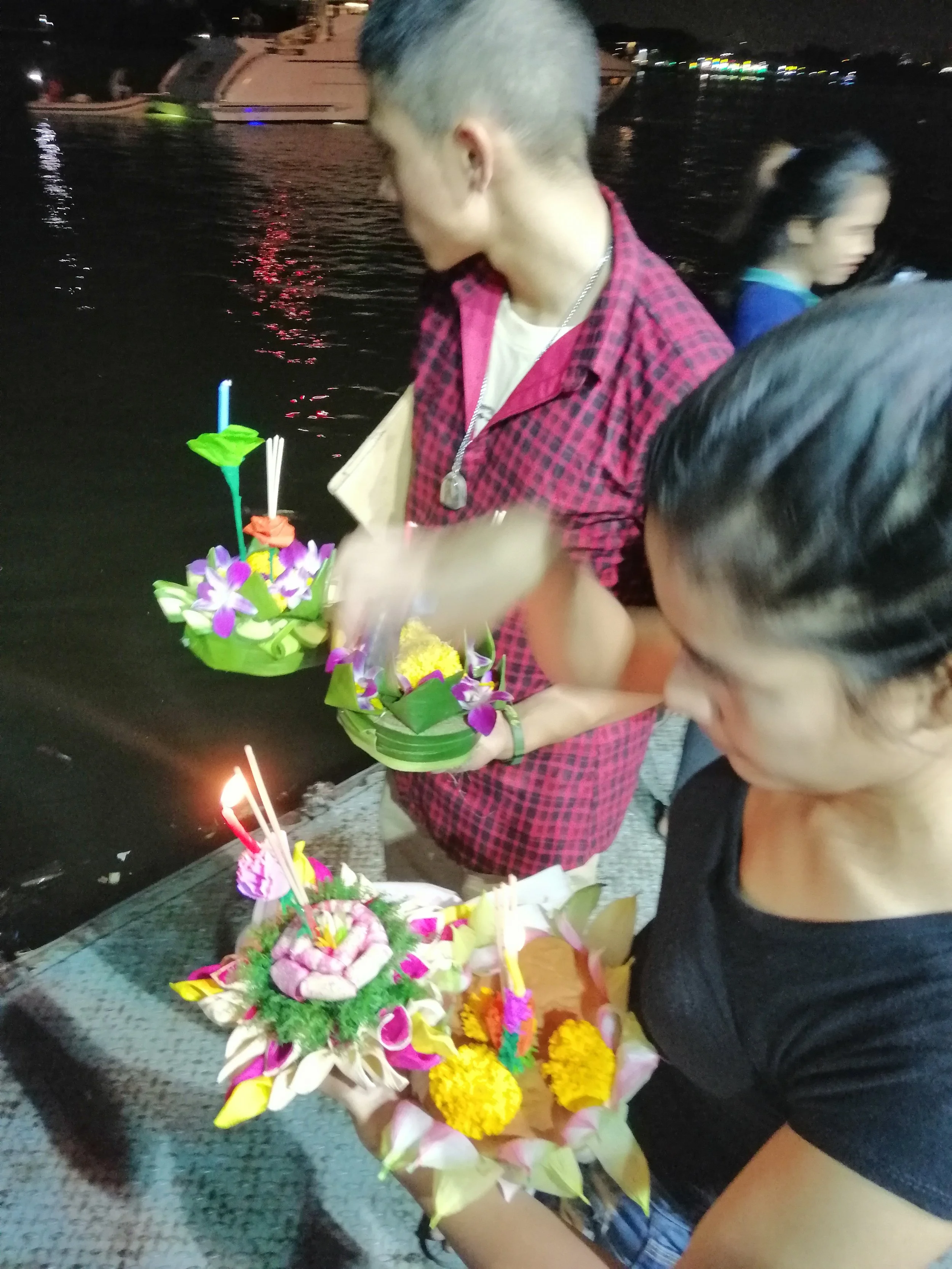 2018 Pics with Gift in Thailand (112).jpg