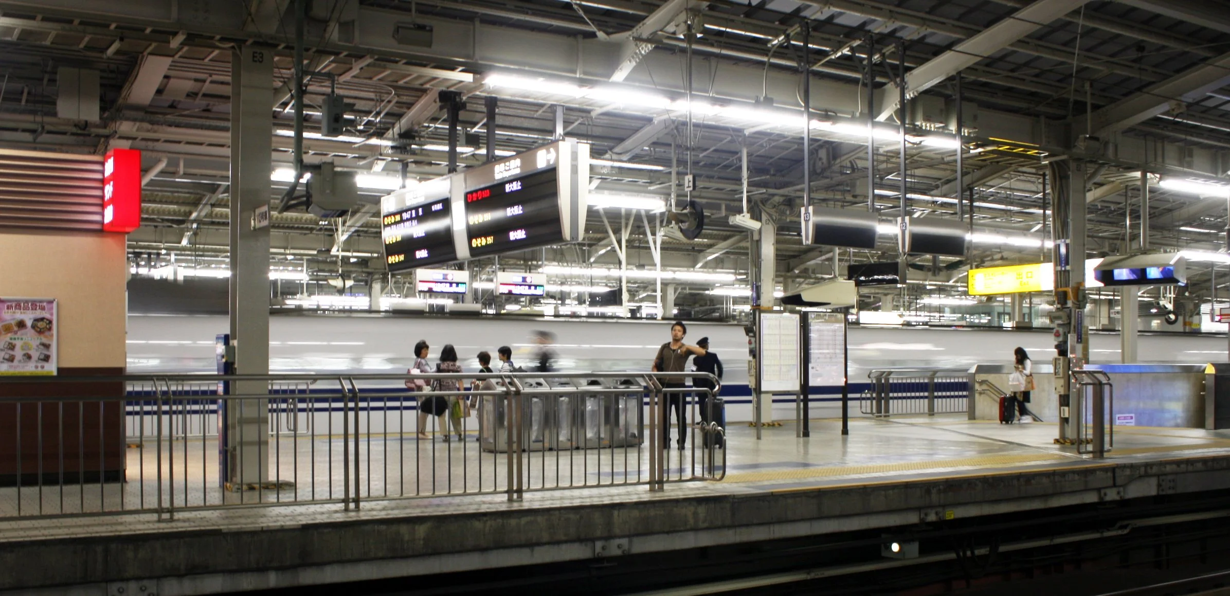 HIROSHIMA - MAY 2009 - SHINKANSEN SCENES (12).JPG