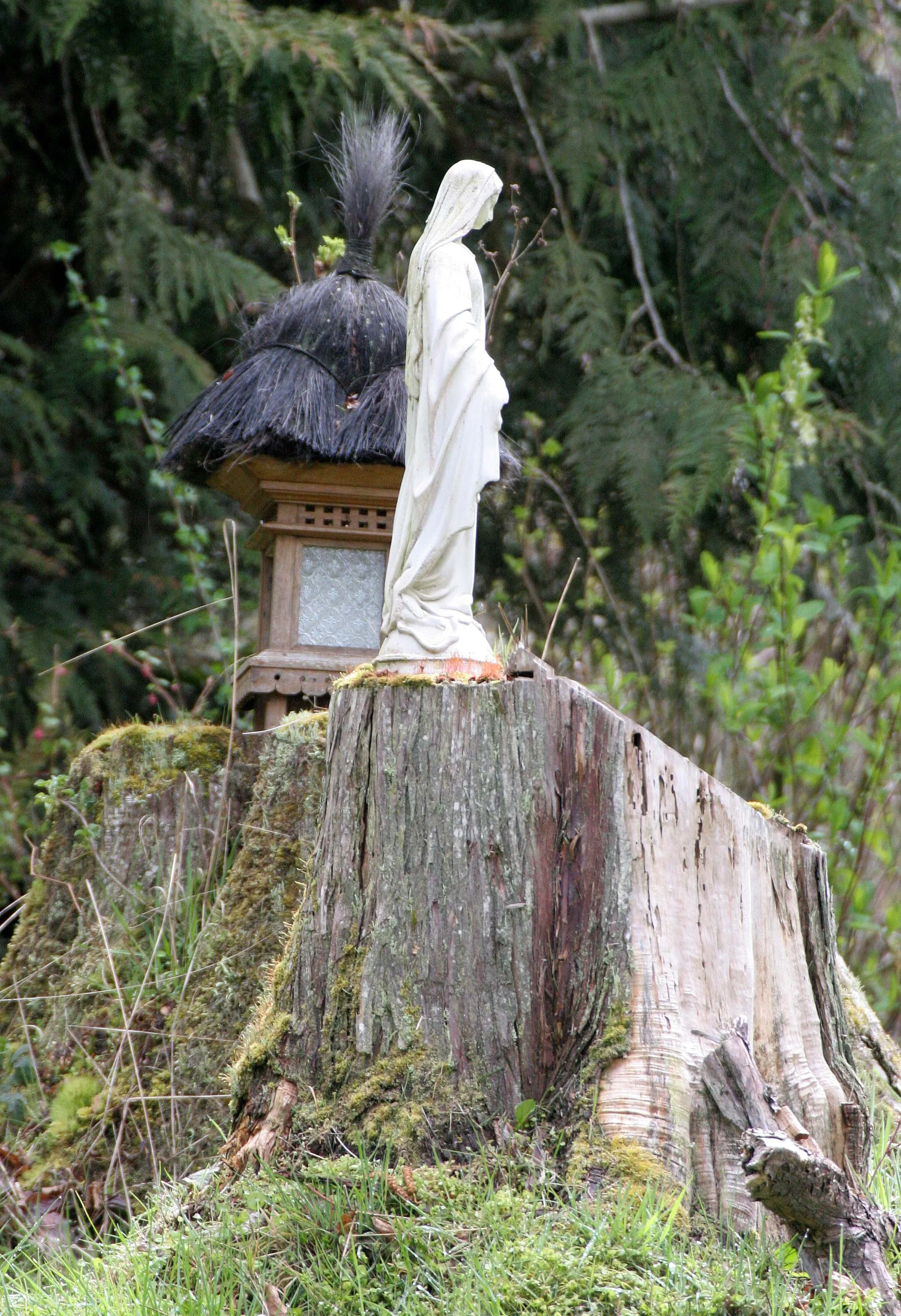 2008-4-19 LAKE FARM TRAILS STROLL (4).JPG