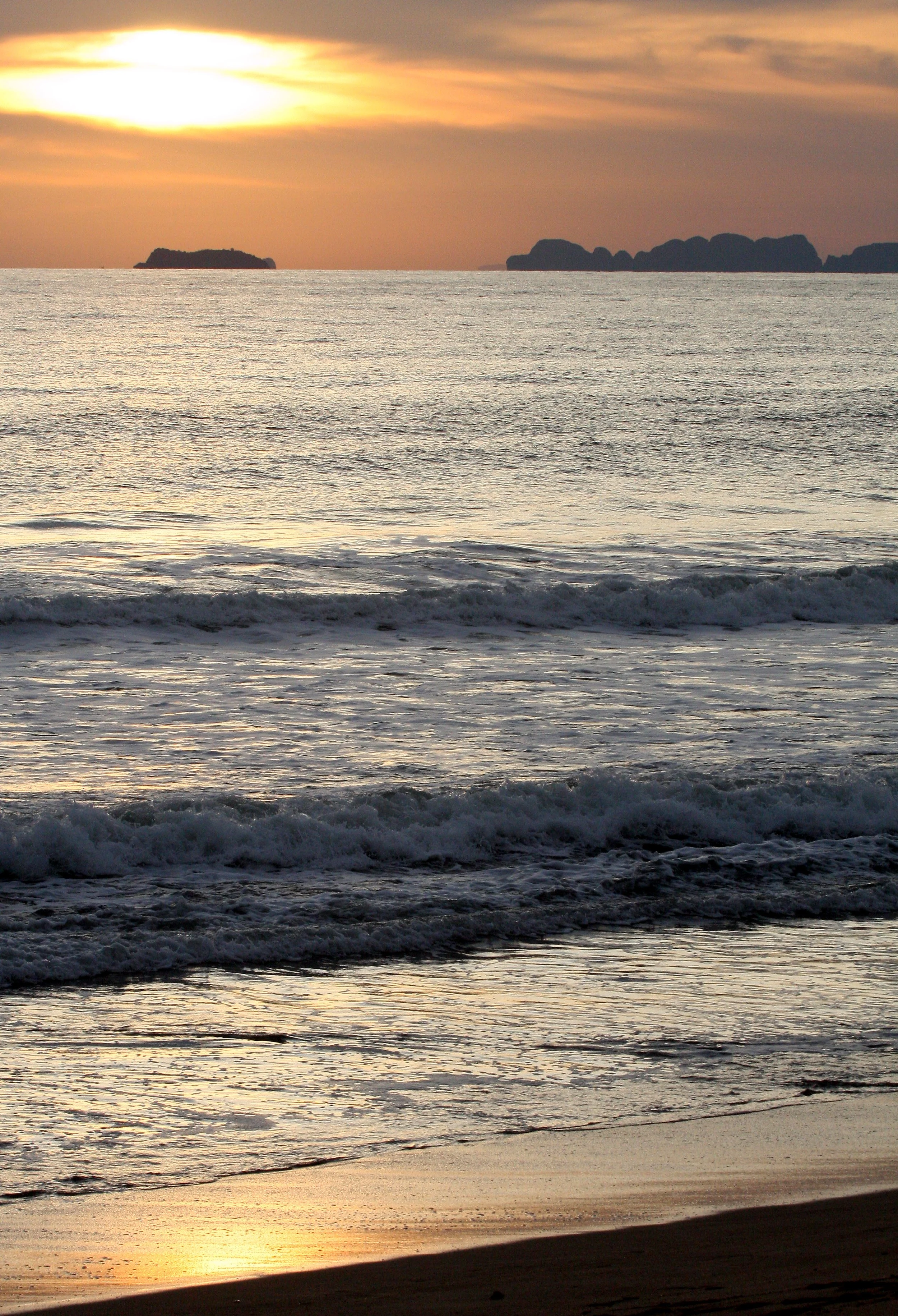 KOH LANTA - 2008 -  SUNSET AT OTTO'S (23).JPG