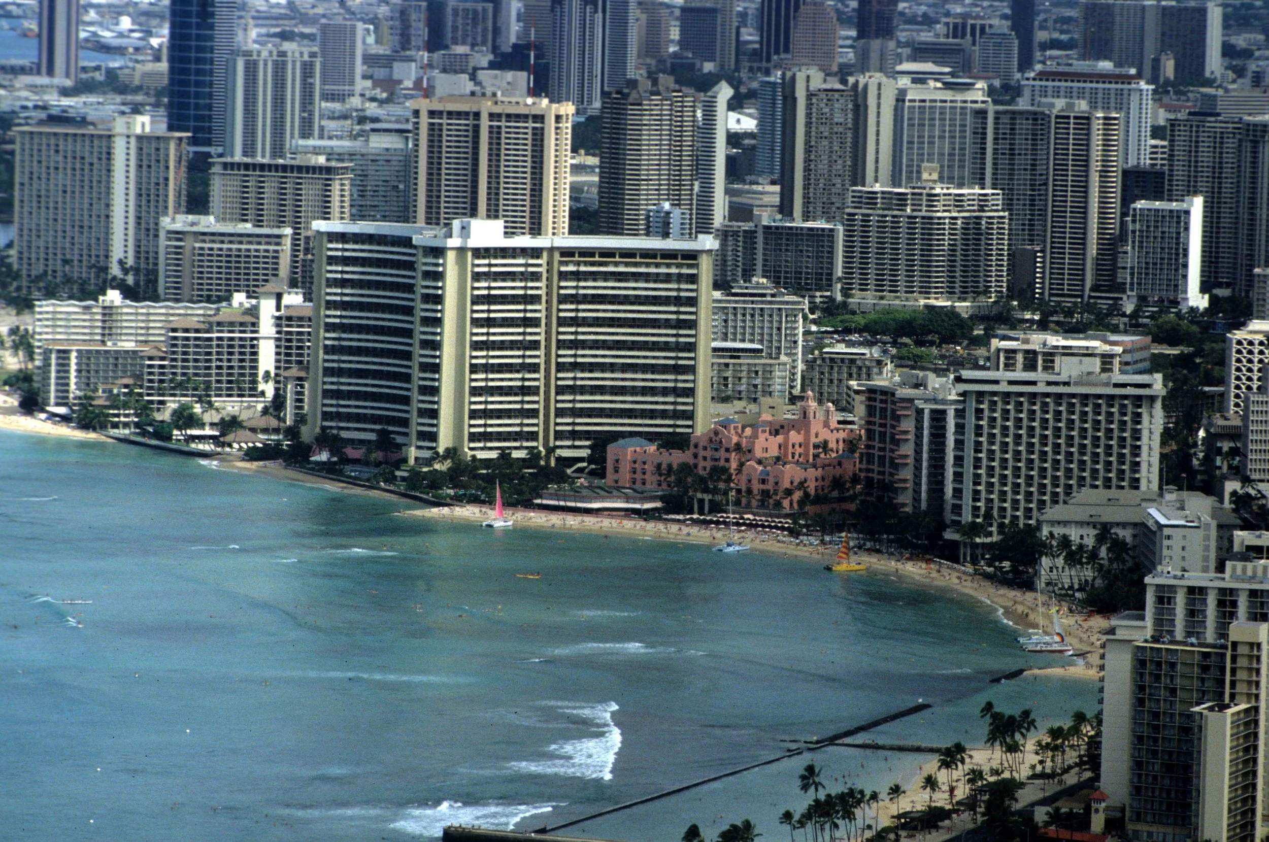 HAWAII - OAHU - WAIKIKI BEACH AND DOWNTOWN.jpg