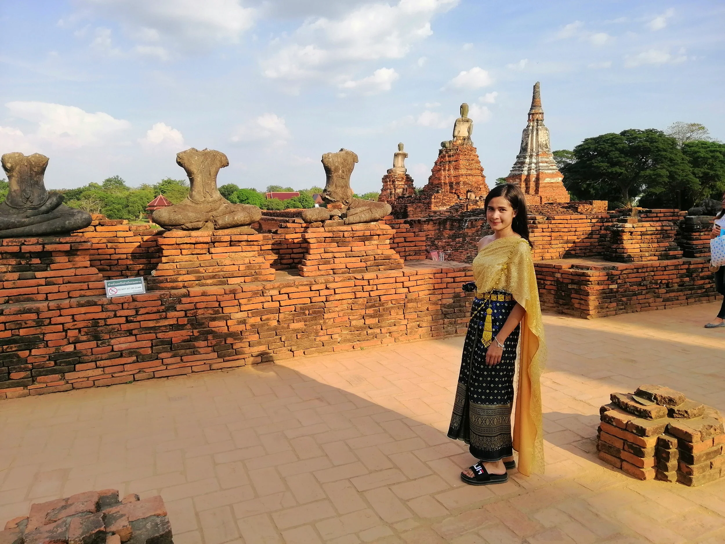 2018 Ayutthaya Pics with Gift in Traditional Dress (172).jpg