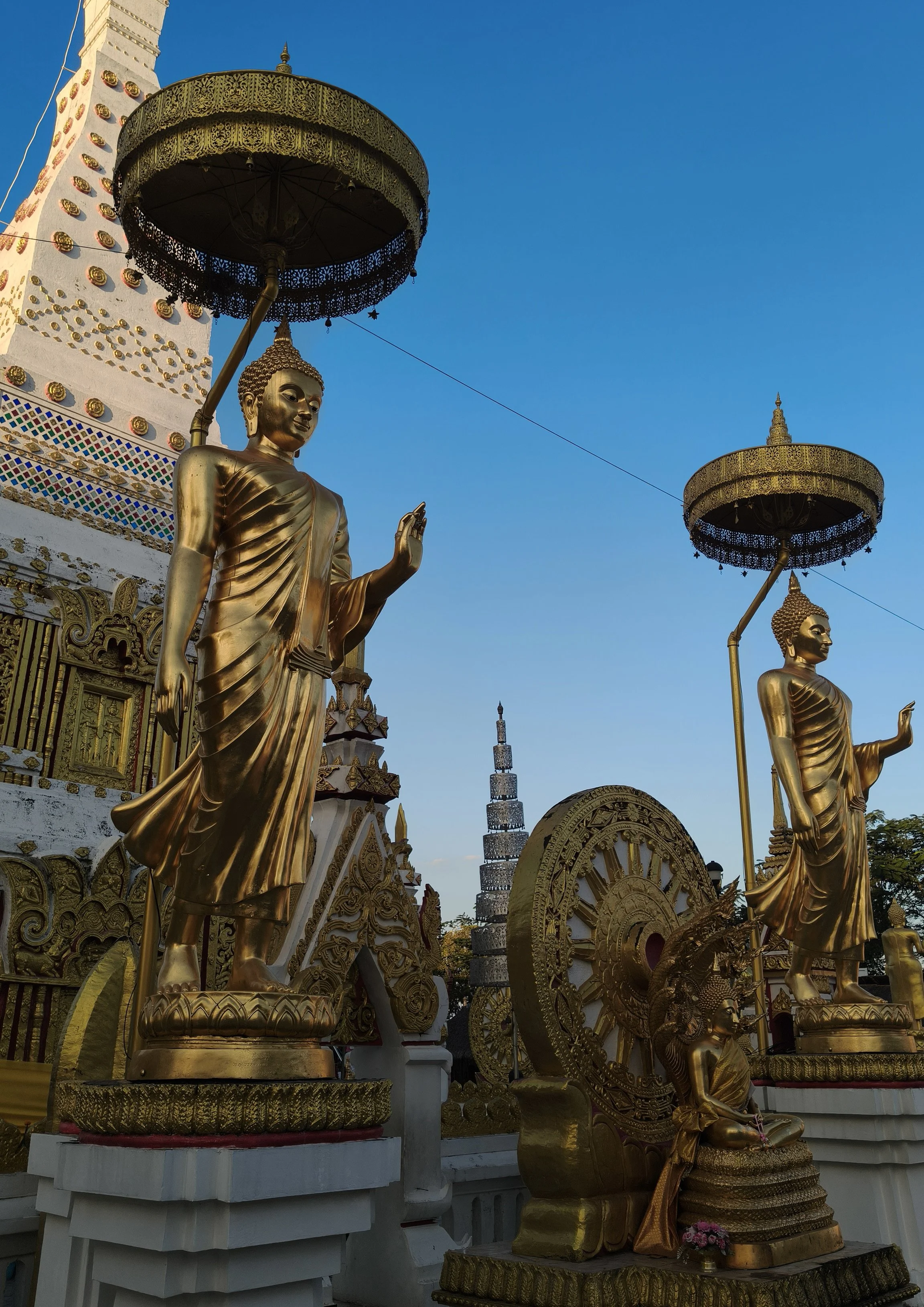 Wat Mahathat Phra That Nakhon  - Nakhon Phanom (3).jpg