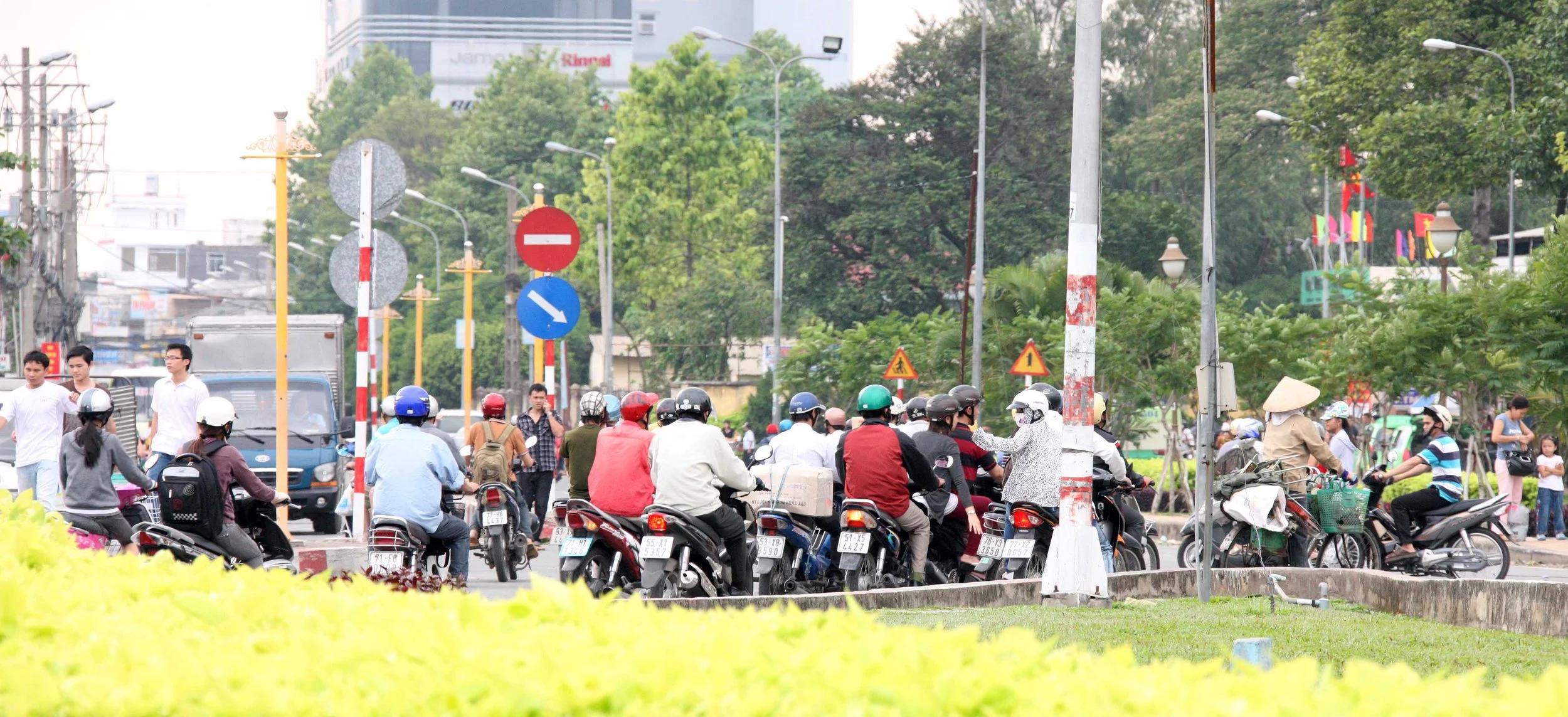 SAIGON VIET NAM - AND OUTSKIRTS OF TOWN (15).JPG