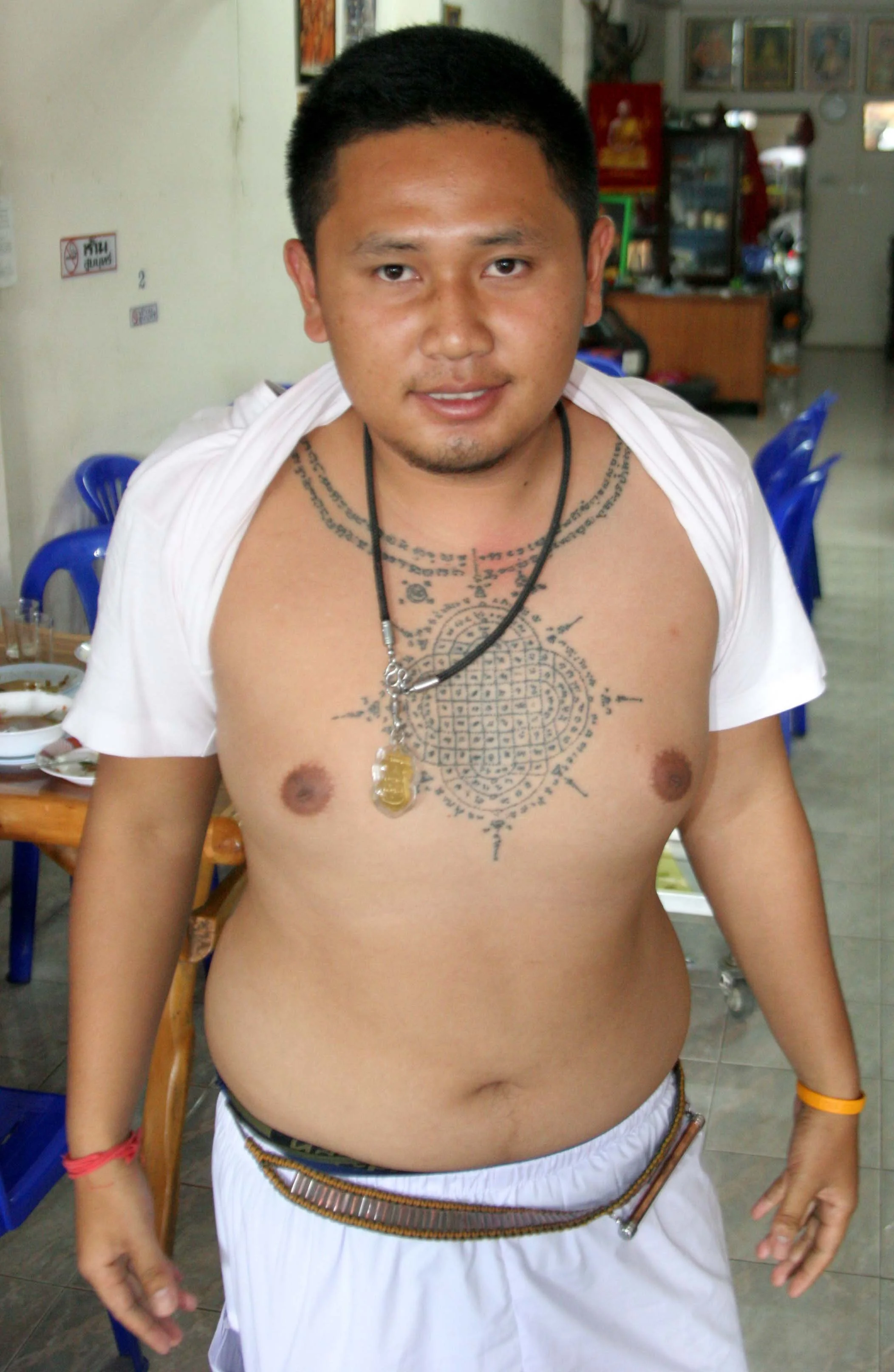 NAKHON SAWAN - MAN WITH TATOO - CHRISTMAS IN THAILAND TRIP 2008 (2).JPG