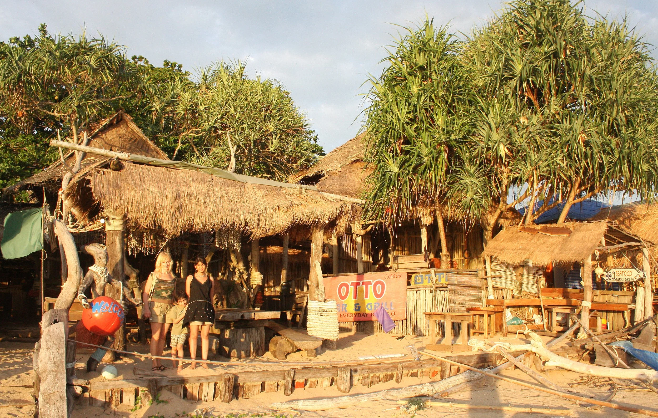 KOH LANTA - 2008 -  SUNSET AT OTTO'S (6).JPG