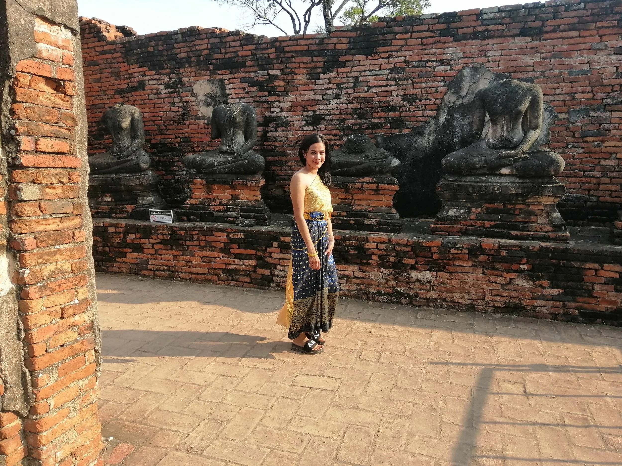 2018 Ayutthaya Pics with Gift in Traditional Dress (155).jpg