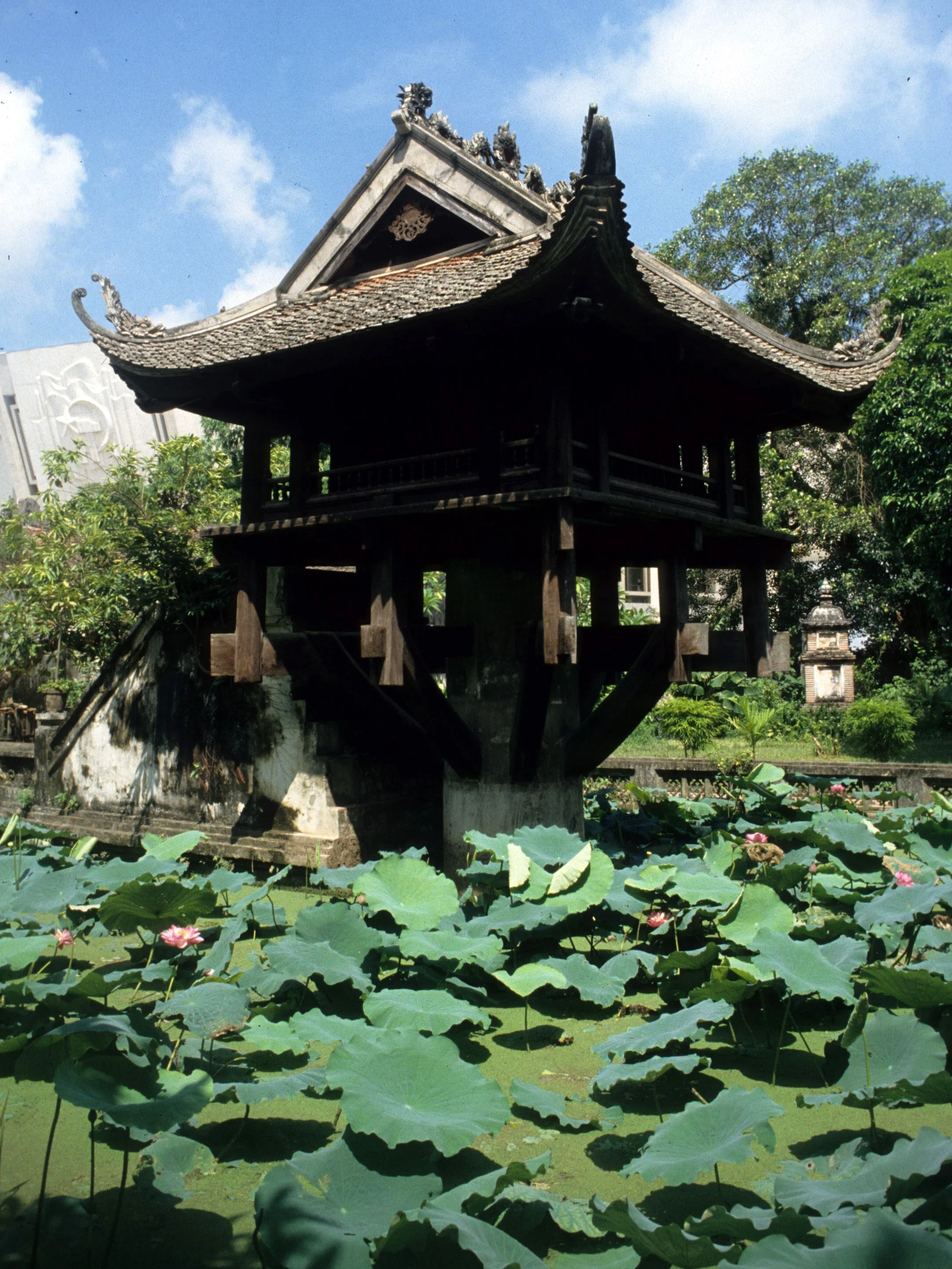 HANOI - ONE PILLARED PAGODA IN 1994.jpg