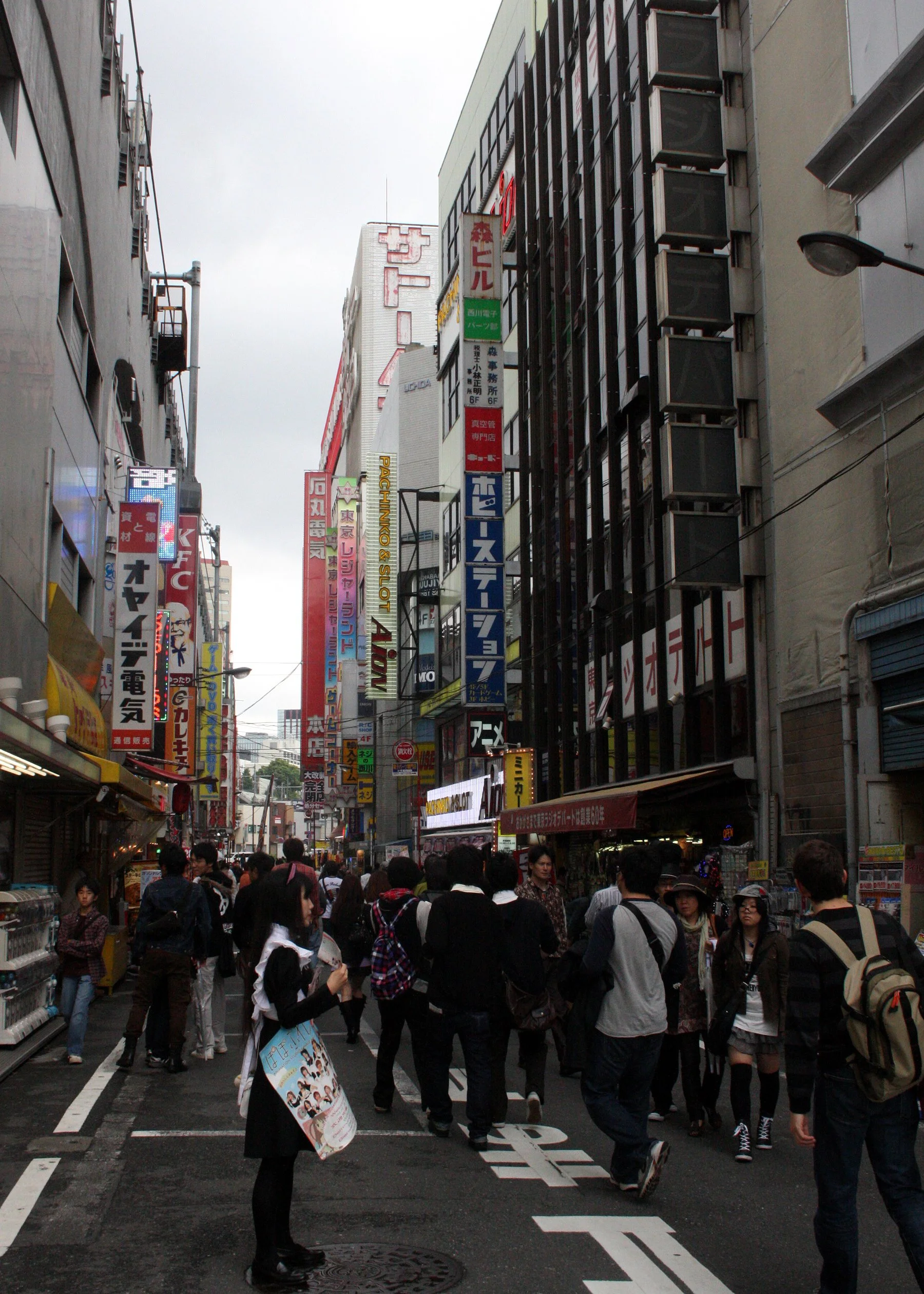 TOKYO - MAY 2009 - AKIHABARA SCENES (5).JPG