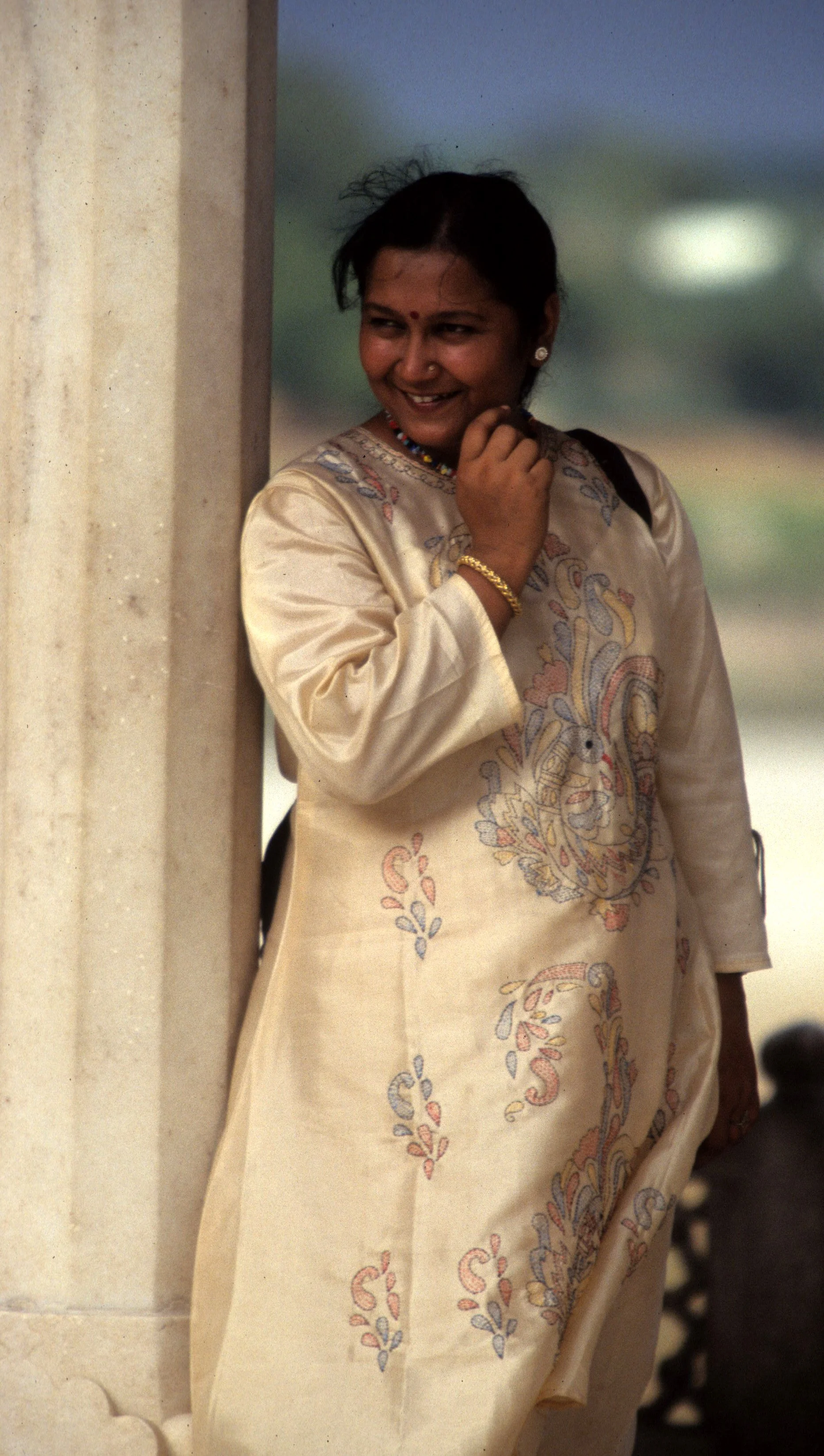 INDIA - AGRA - LADY IN SISTER CASTLE NEAR TAJ.jpg