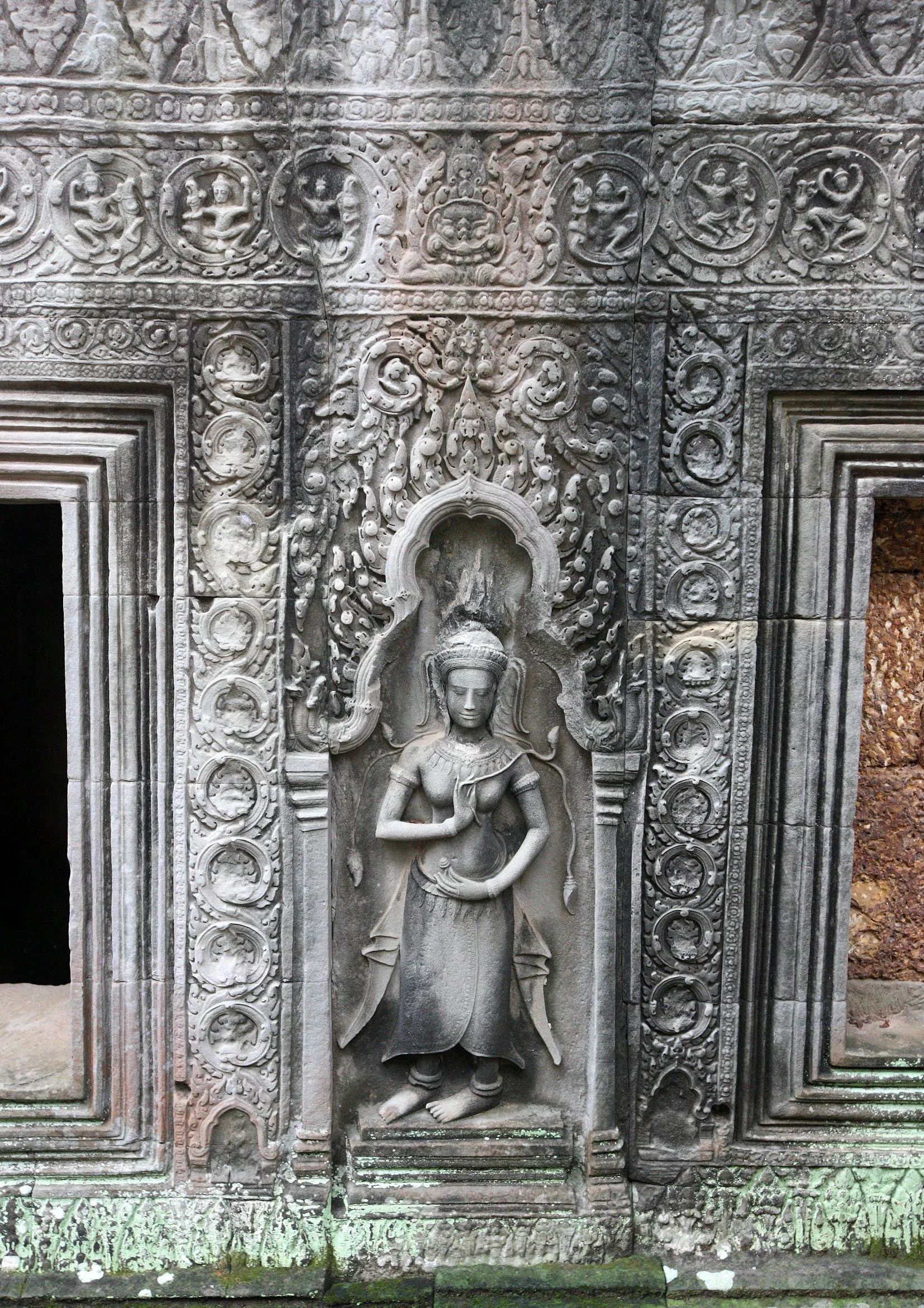 TA PROHM TEMPLE CAMBODIA - JULY 2010 (35).JPG