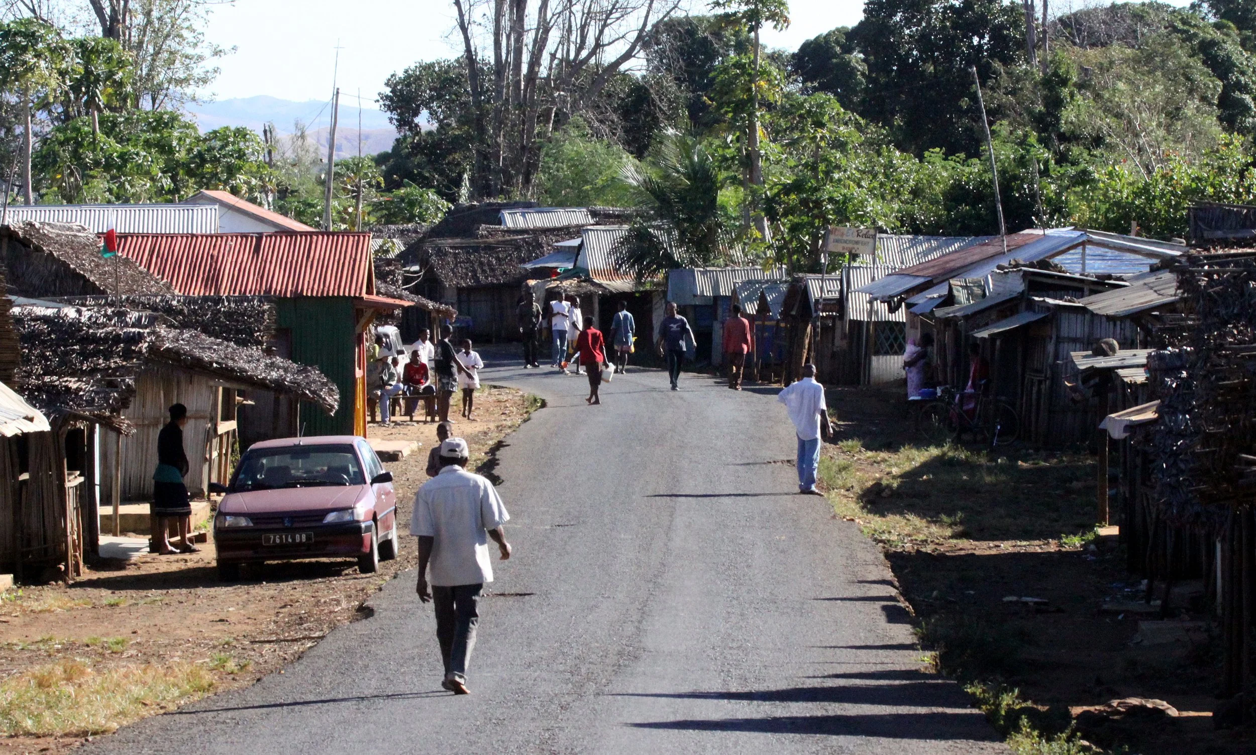 DIEGO SUAREZ - VILLAGE ON THE WAY TO MONTAGNE D'AMBRE.JPG