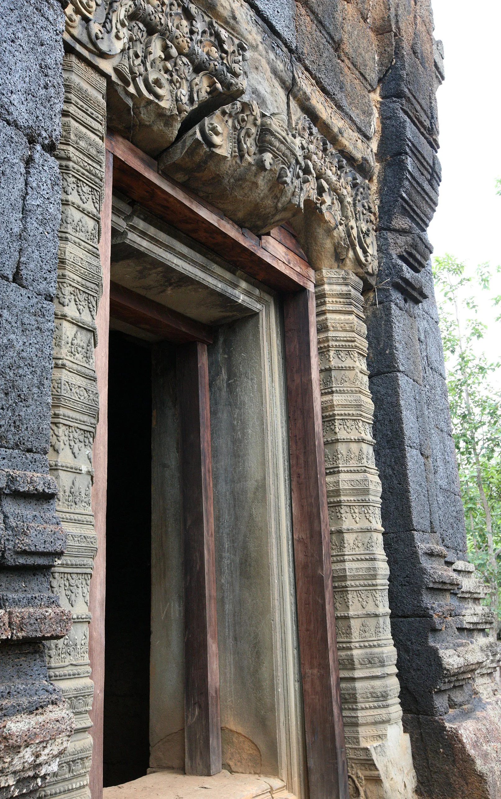 KOH KER TEMPLE - CAMBODIA - JULY 2010 (6).JPG