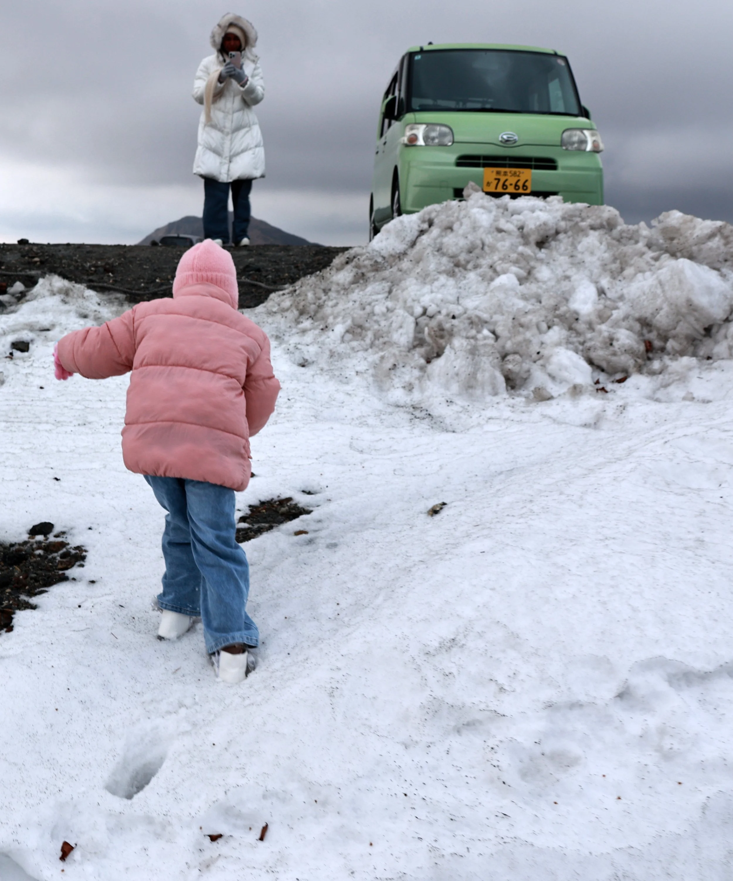 Gift & Liana's FIRST time seeing snow!!!