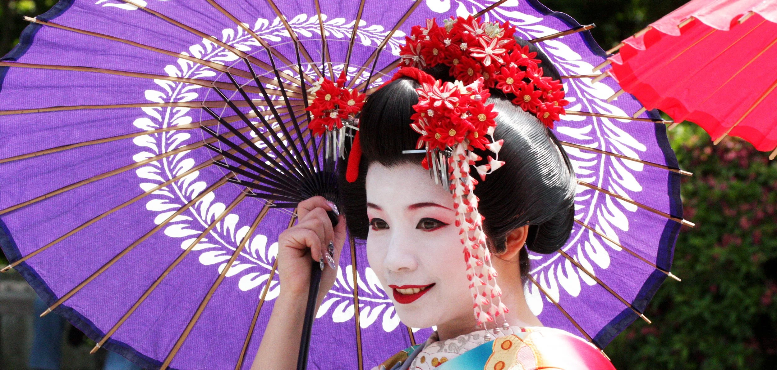 KYOTO - MAY 2009 - GEISHA IN STREET NEAR KYOUMIZU TEMPLE (15).JPG