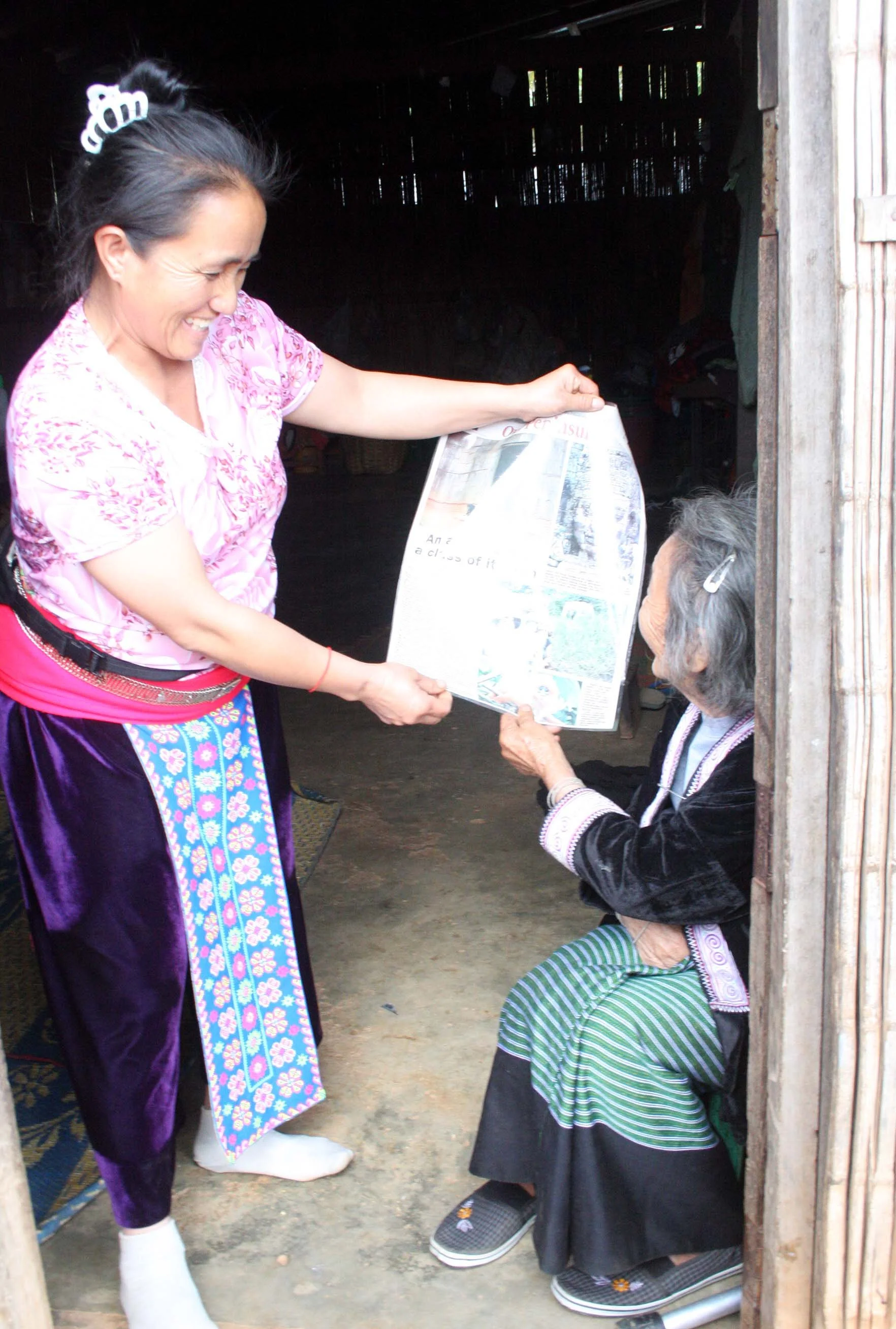 HILLTRIBE - HMONG - NEWSPAPER ARTICLE - CHRISTMAS IN THAILAND TRIP 2008 (10).JPG