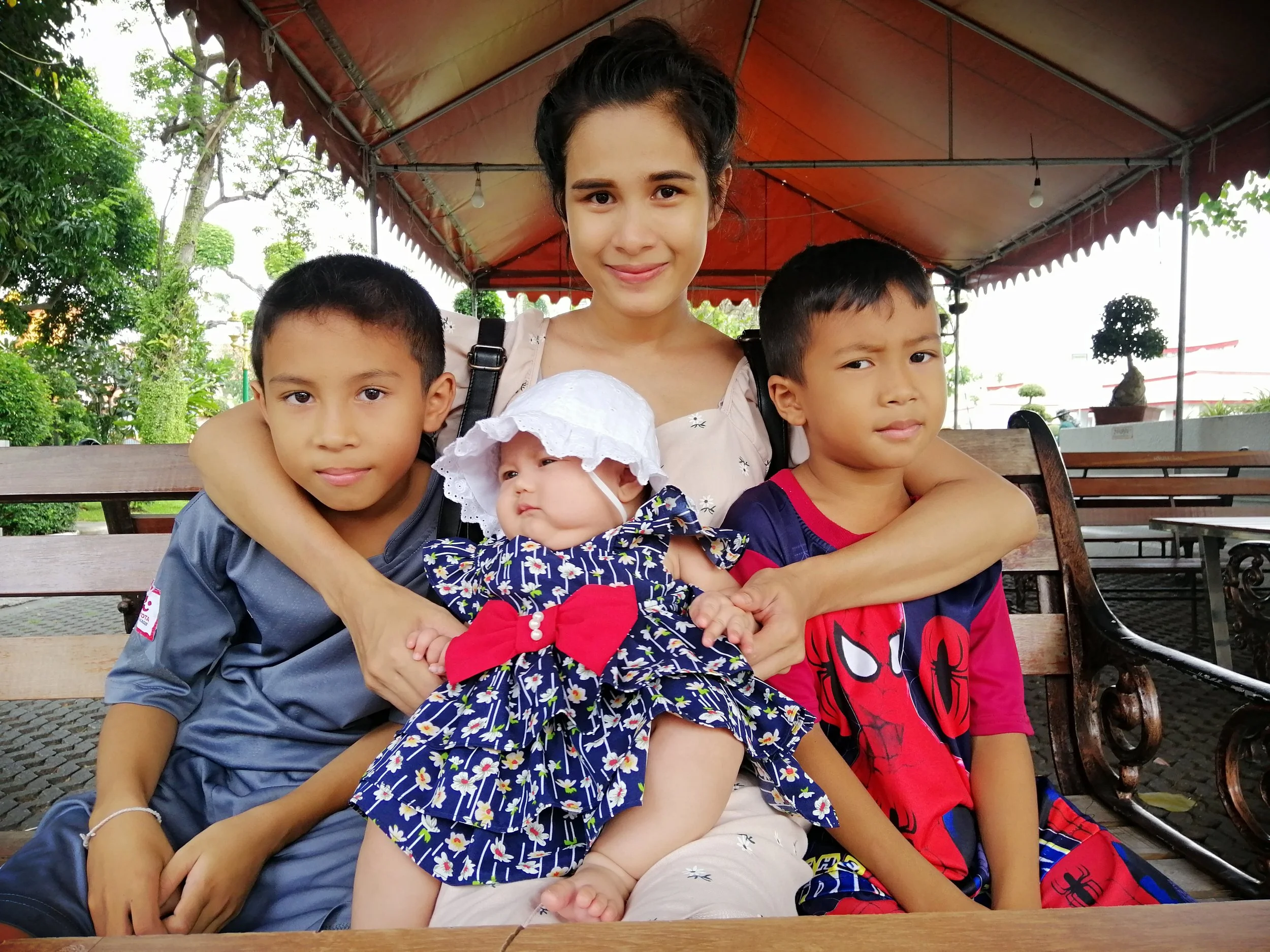 2020 Wat Arun with Liana, Cokie and Gift (49).jpg