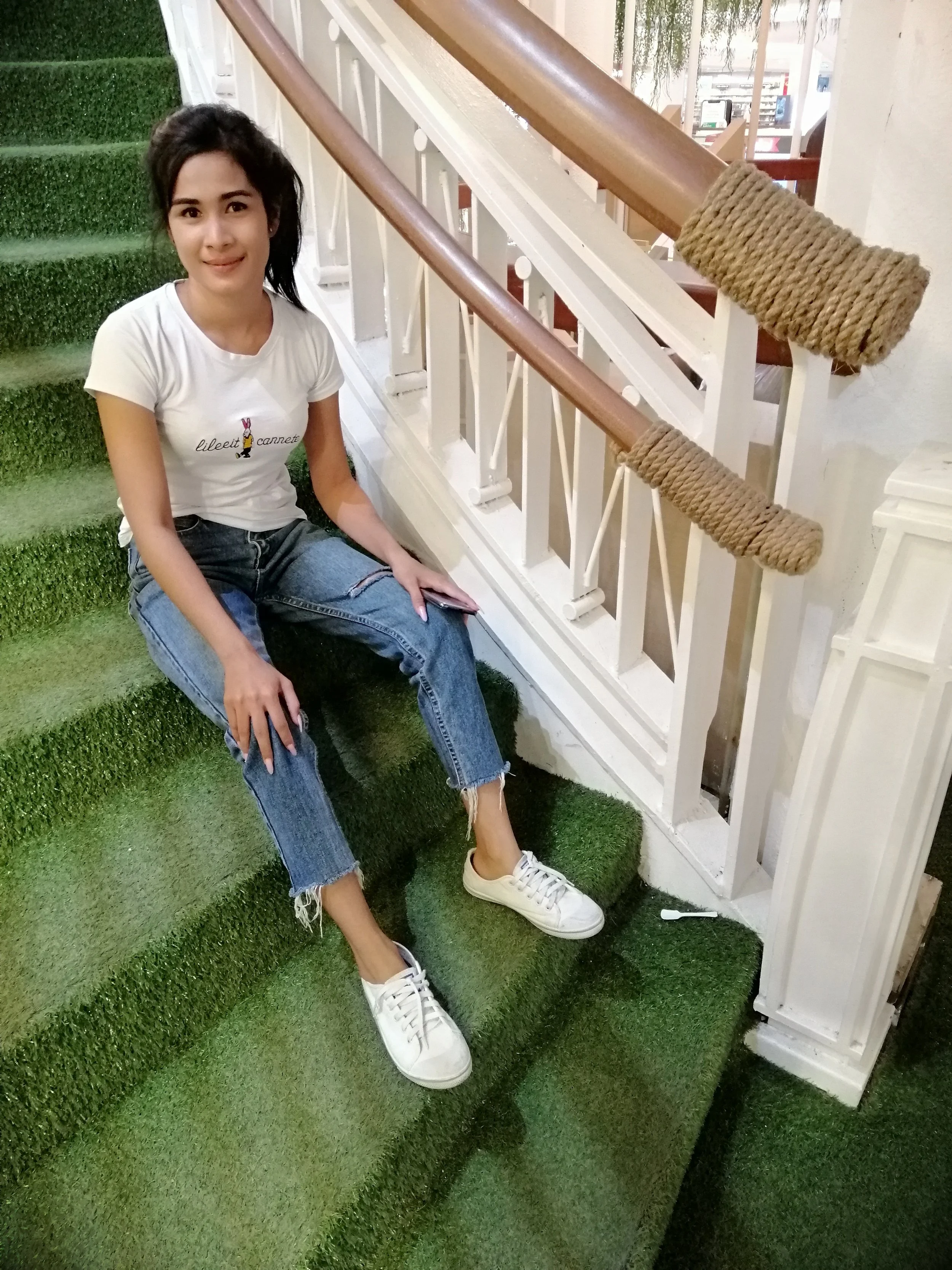 2018 Pics with Gift in Thailand (125).jpg