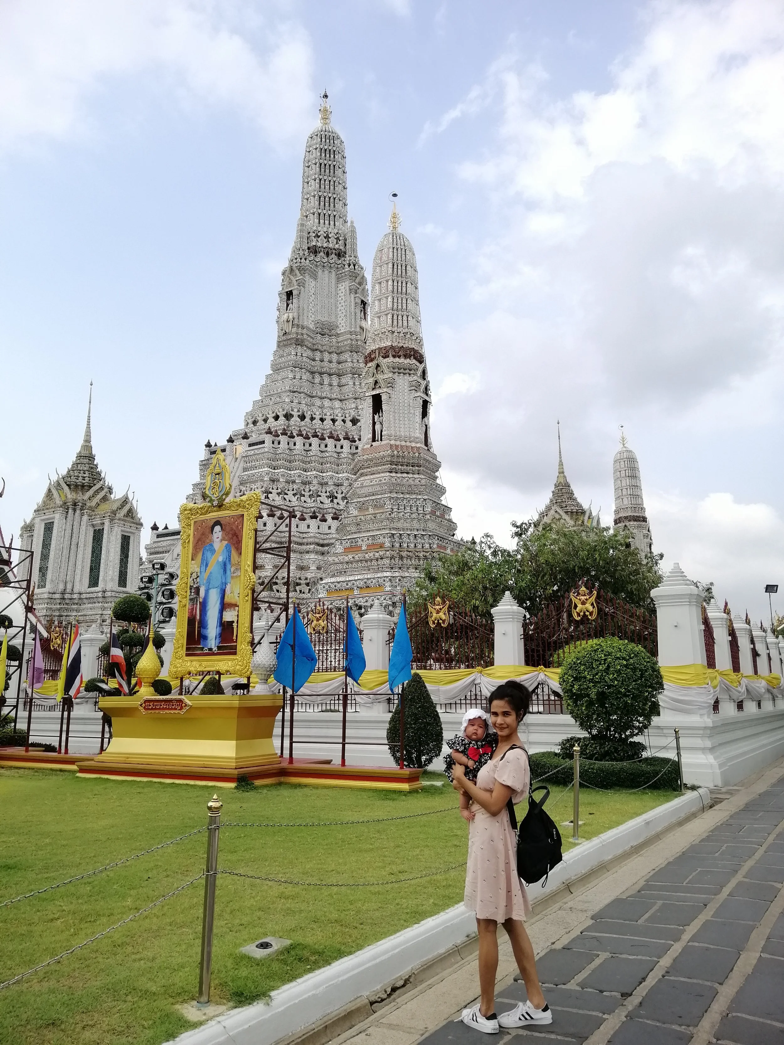 2020 Wat Arun with Liana, Cokie and Gift (25).jpg