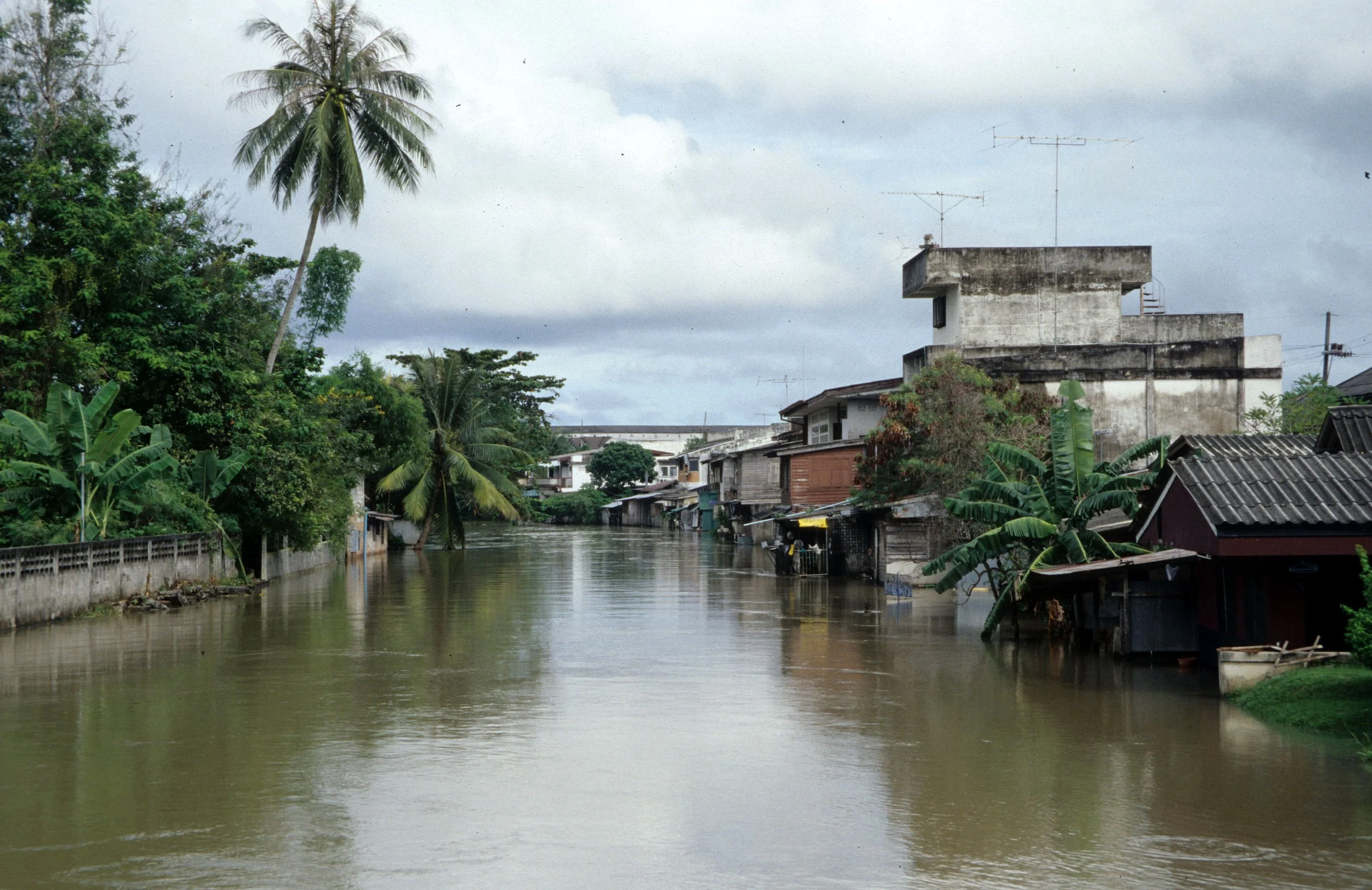 2009 Nakhonsithammarat Thailand with Family & Floods (23).jpg