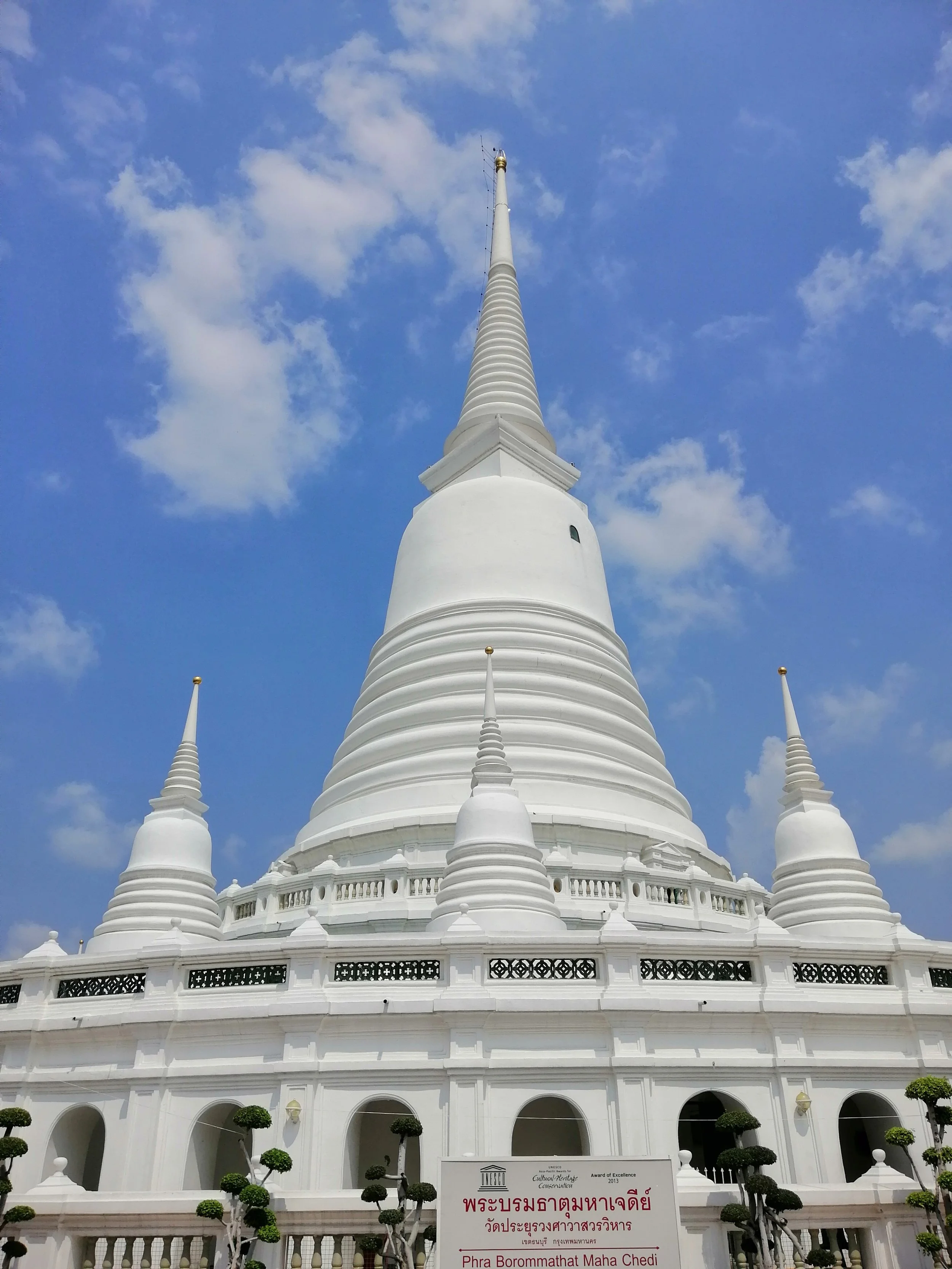 2020 Wat Arun with Liana, Cokie and Gift (64).jpg