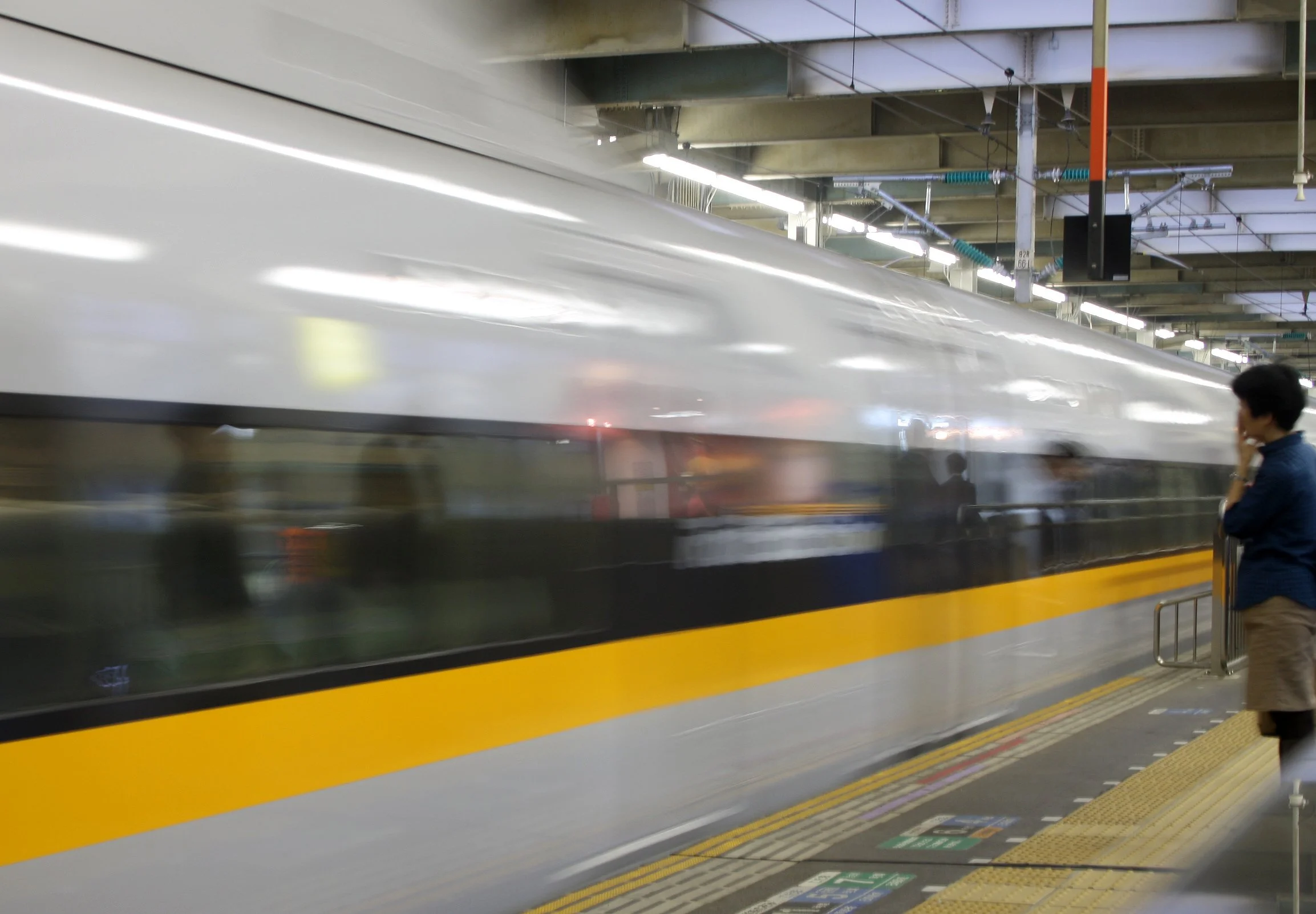 HIROSHIMA - MAY 2009 - SHINKANSEN SCENES (4).JPG