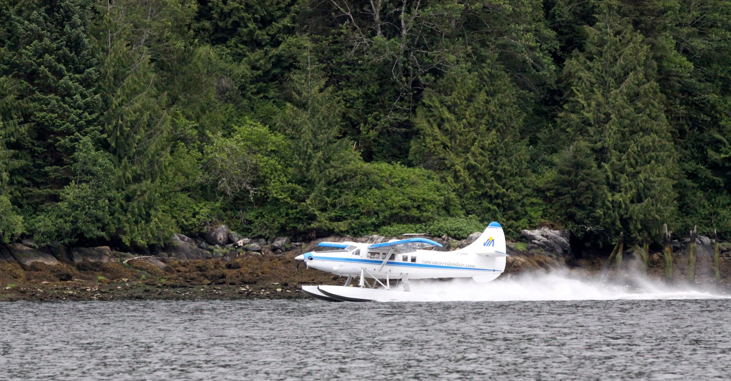KNIGHT'S INLET BRITISH COLUMBIA - FLOAT PLANE COMING IN TO KNIGHTS INLET LODGE.JPG