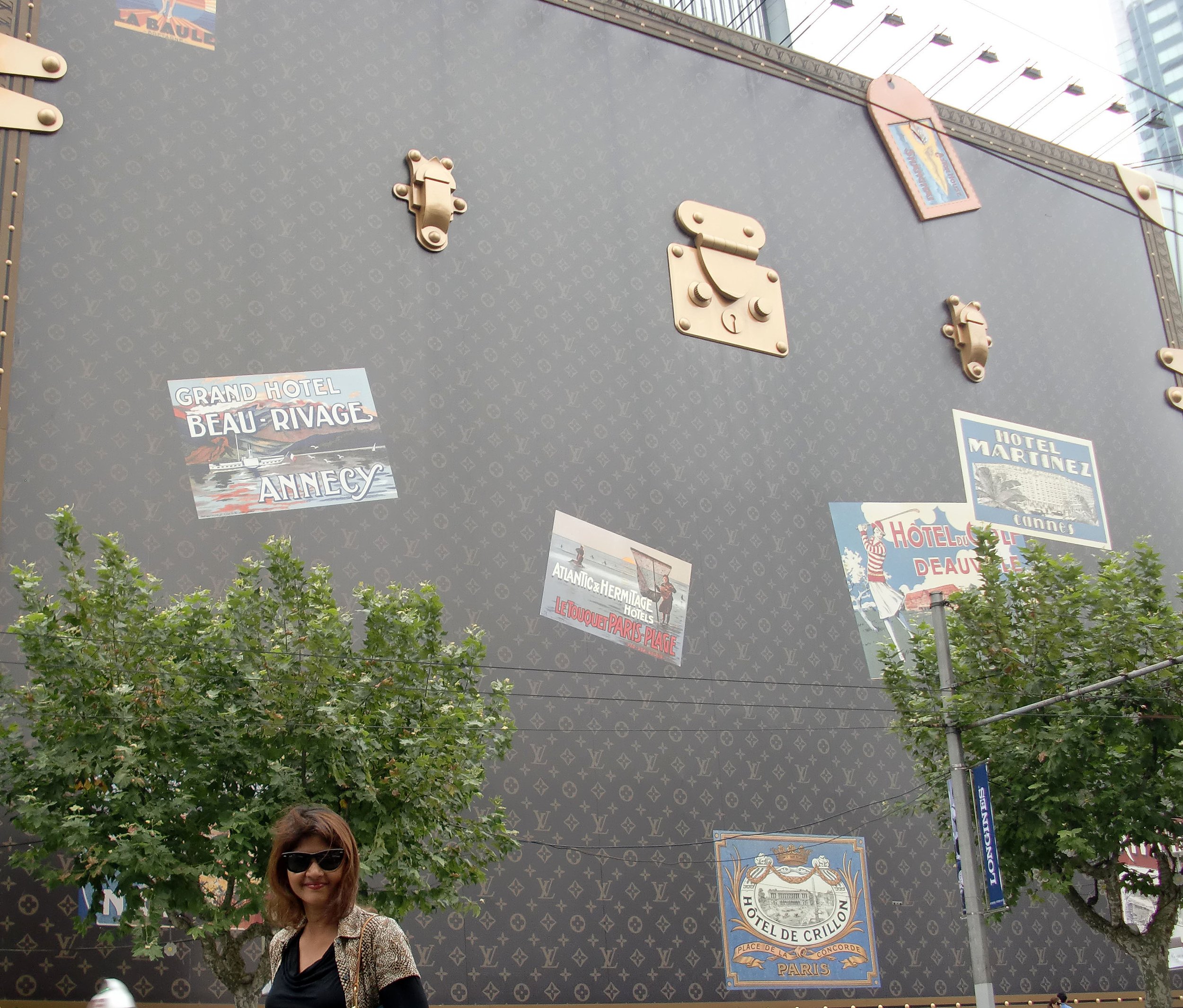 2010-10-9 SHANGHAI - THE PORTMAN AREA OF TOWN (9).JPG