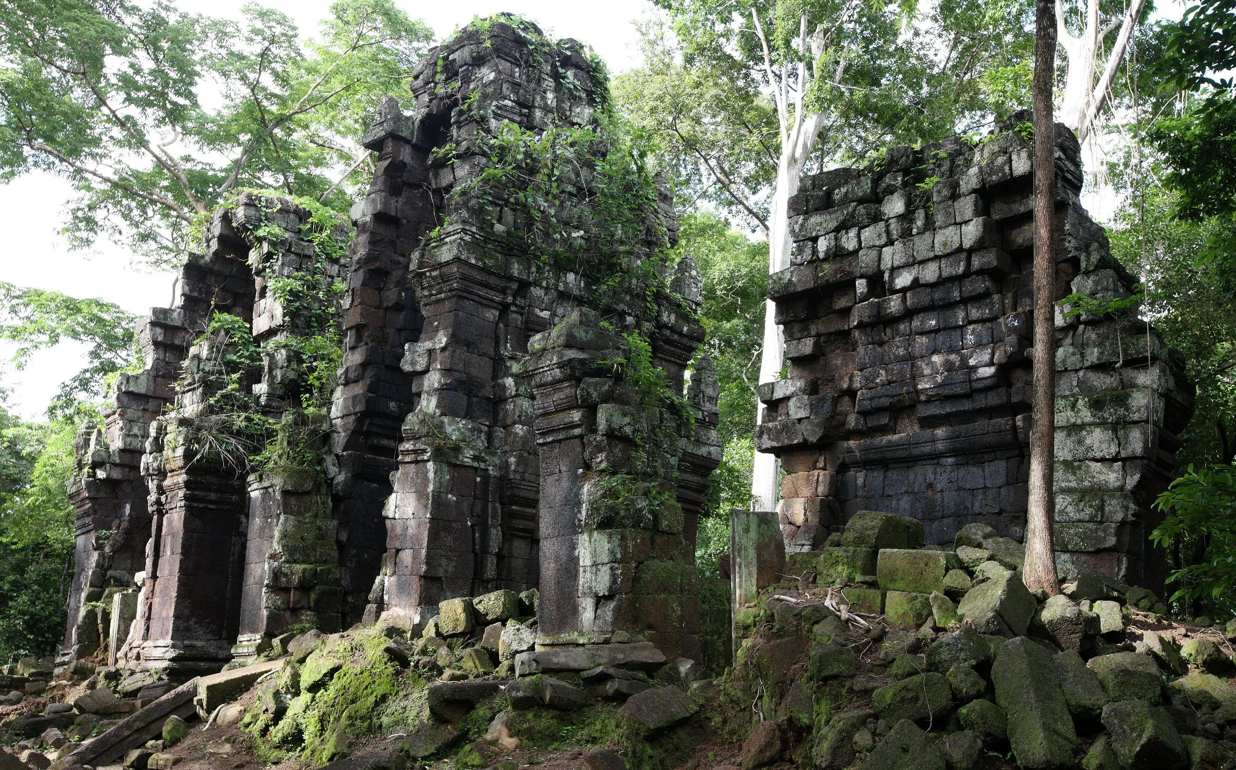 KOH KER TEMPLE - CAMBODIA - JULY 2010 (21).JPG