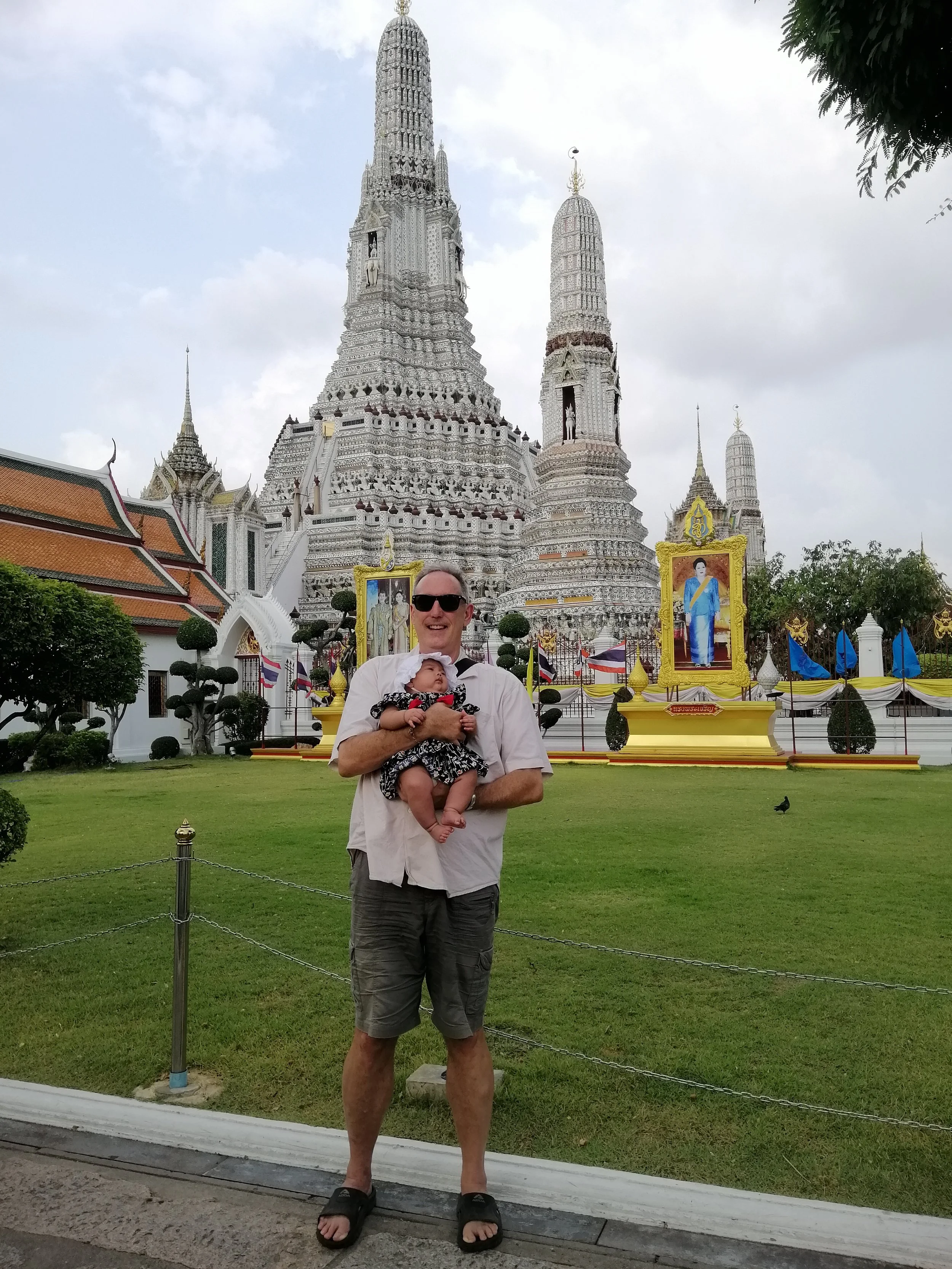 2020 Wat Arun with Liana, Cokie and Gift (2).jpg