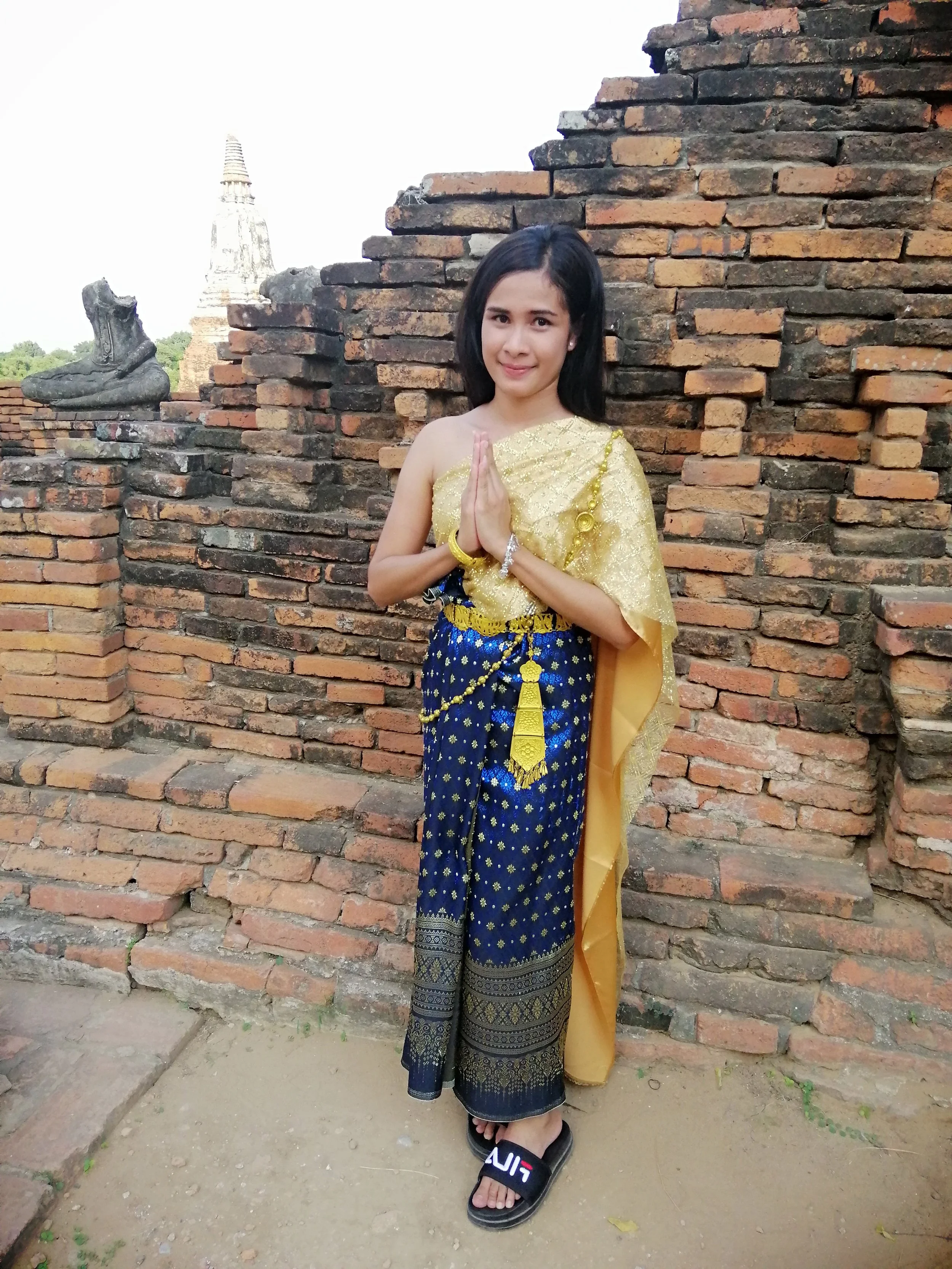 2018 Ayutthaya Pics with Gift in Traditional Dress (167).jpg