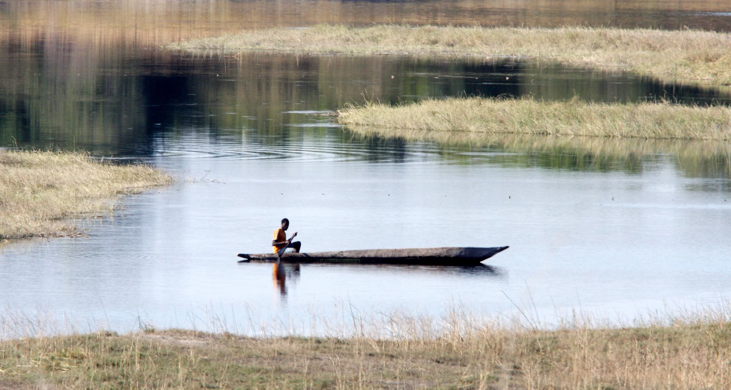 CHOBE NATIONAL PARK BOTSWANA - MOKORO FISHERMAN.JPG