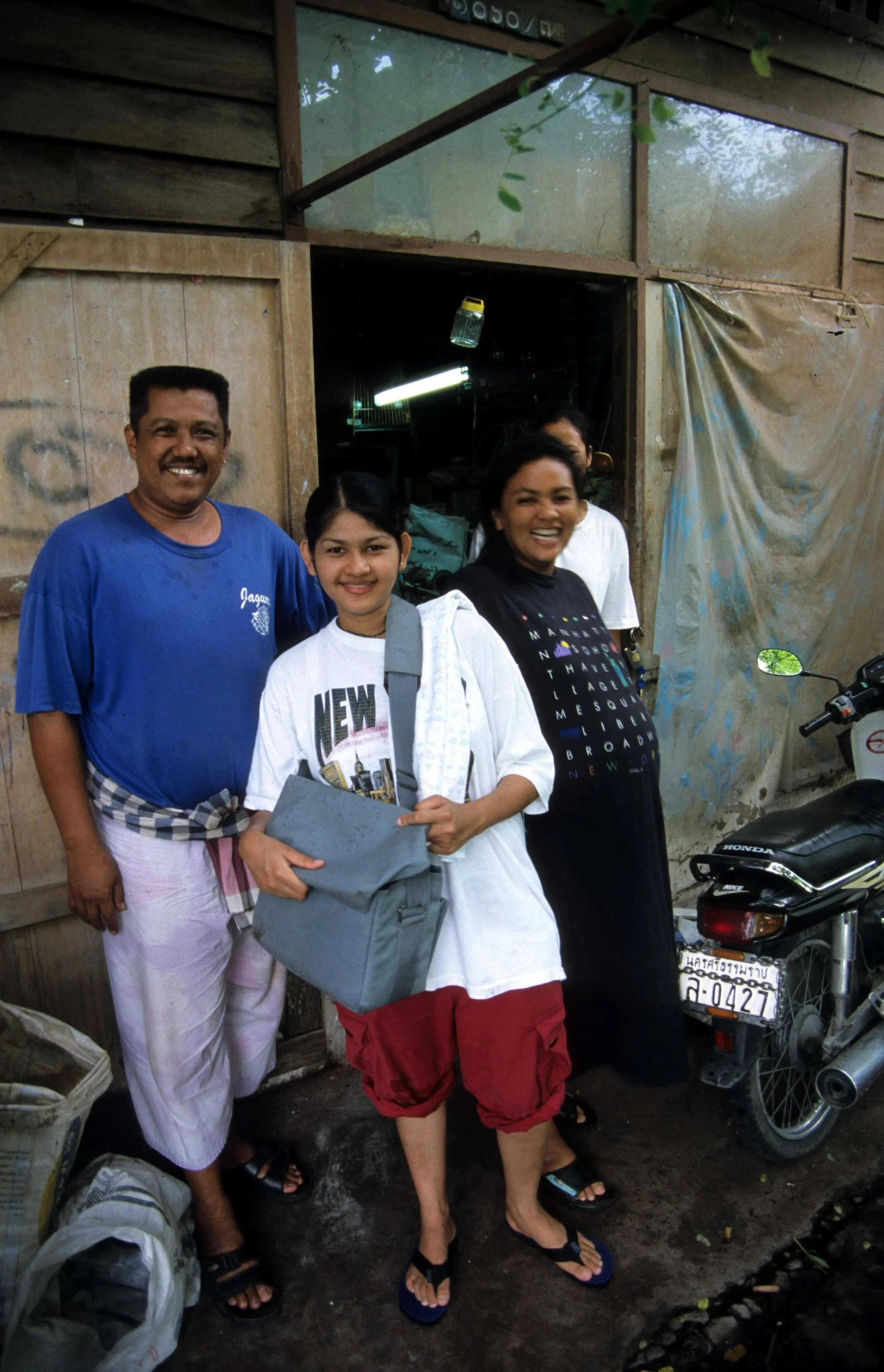 2004 Nakhonsithammarat with Family (16).jpg