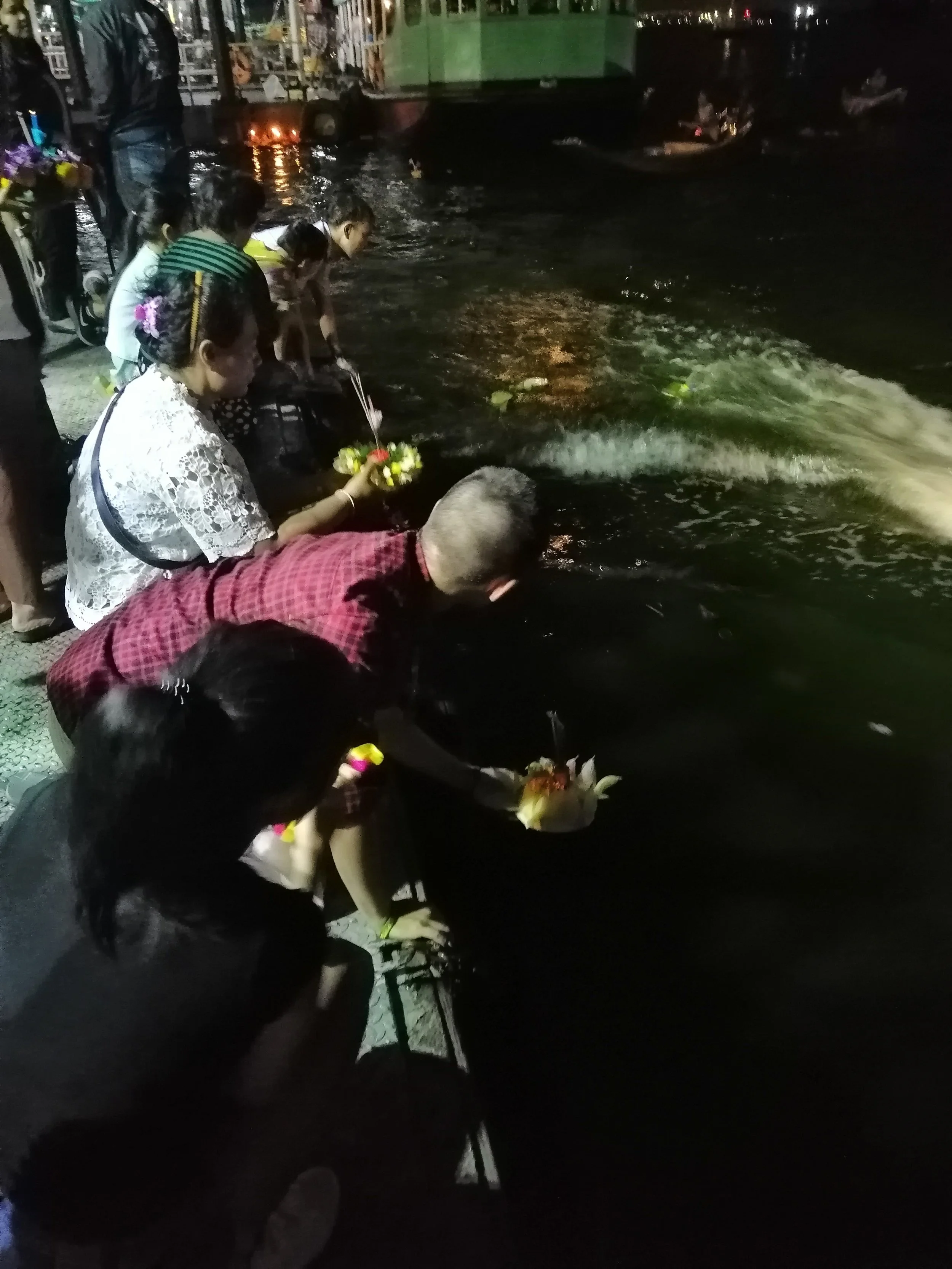 2018 Pics with Gift in Thailand (114).jpg