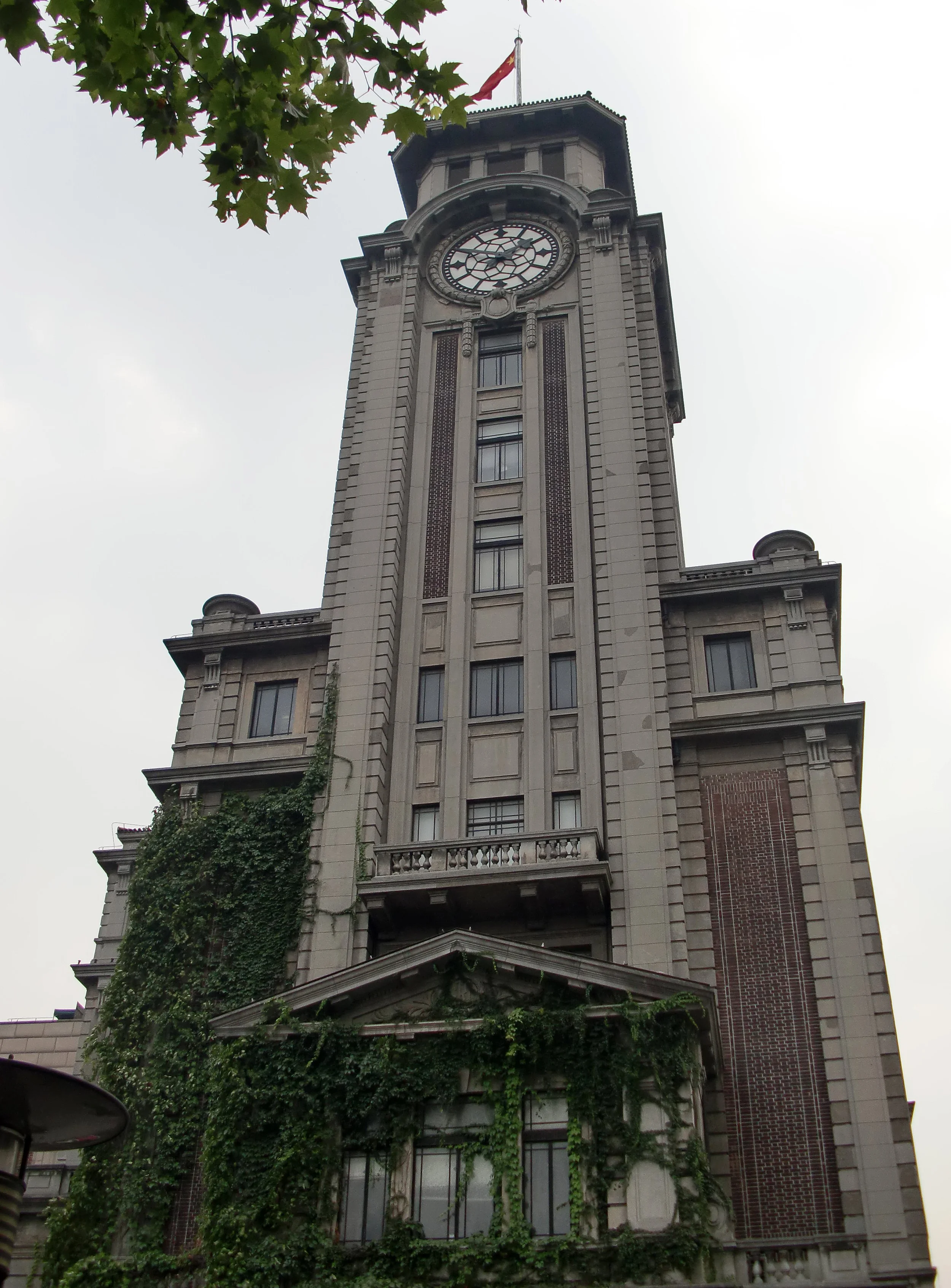 2010-10-3 WALKING PEOPLE'S SQUARE SHANGHAI (4).JPG