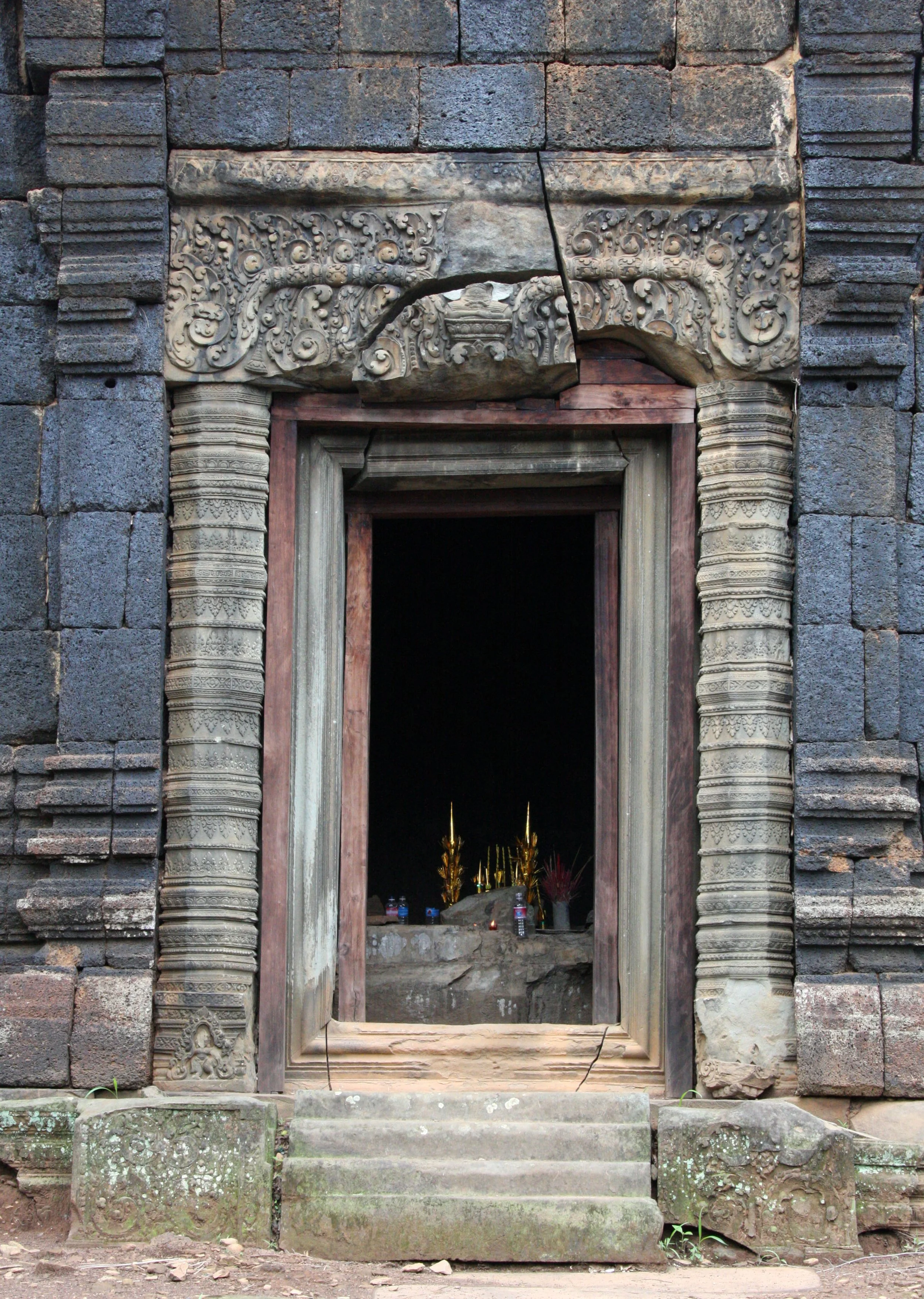 KOH KER TEMPLE CAMBODIA (1).JPG