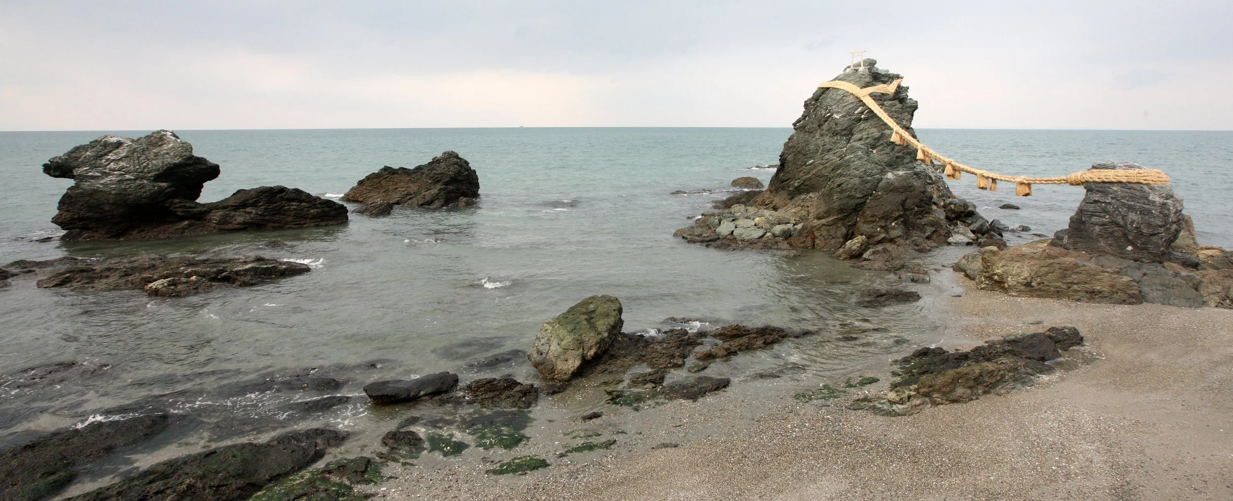 MEOTO IWA ROCKS AND SHRINE NEAR TOBA JAPAN (7).JPG