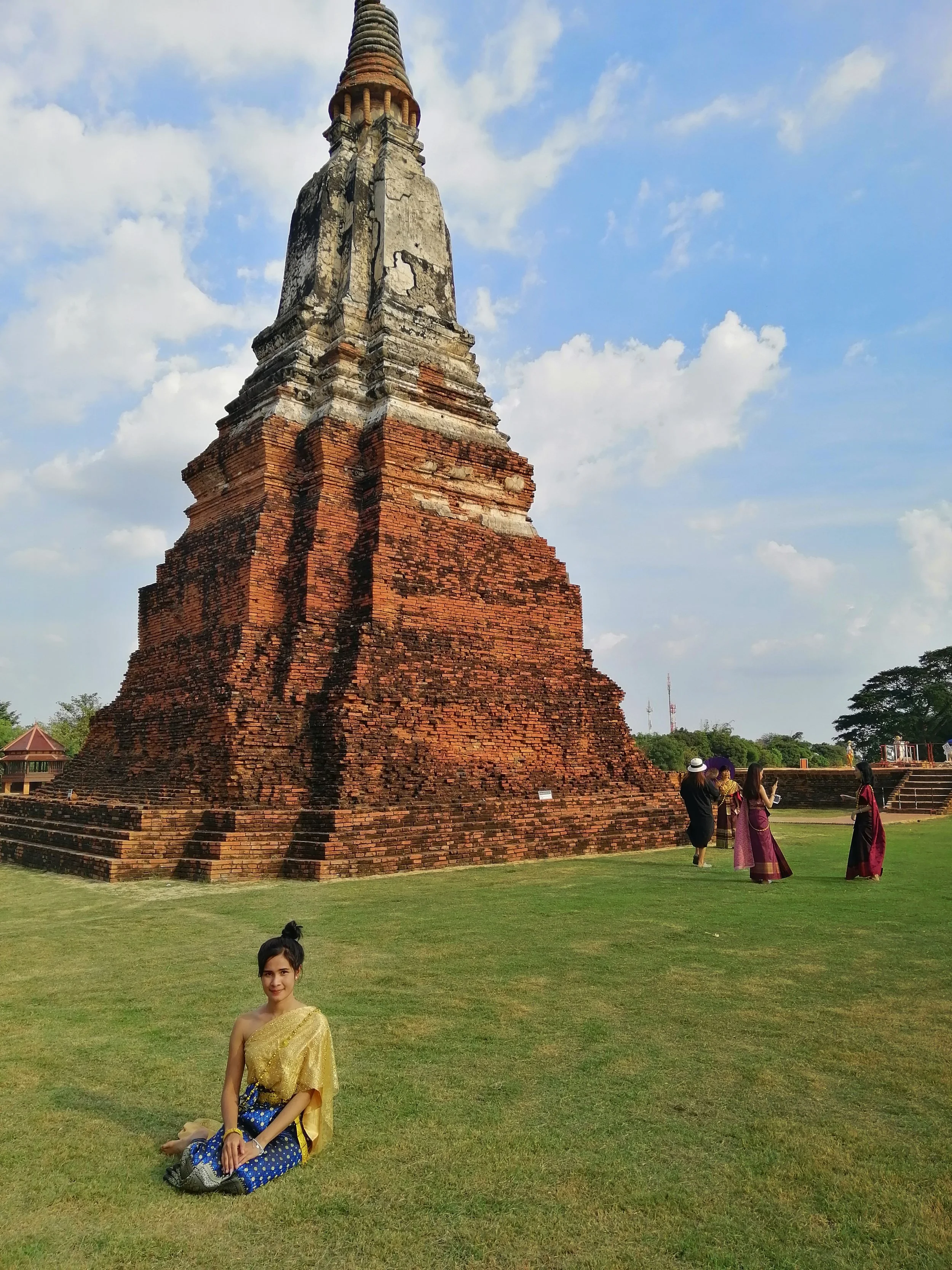 2018 Ayutthaya Pics with Gift in Traditional Dress (137).jpg