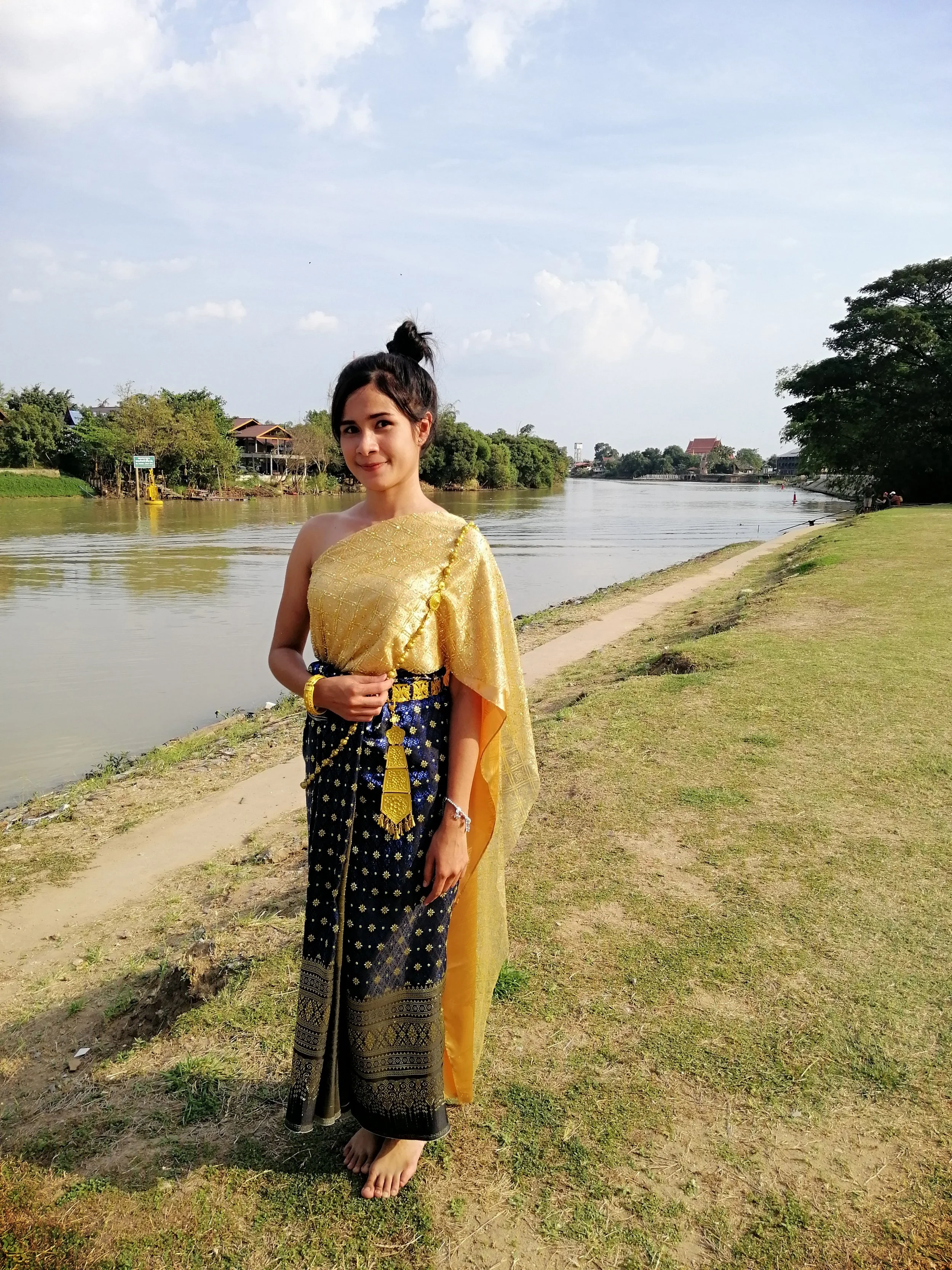 2018 Ayutthaya Pics with Gift in Traditional Dress (148).jpg