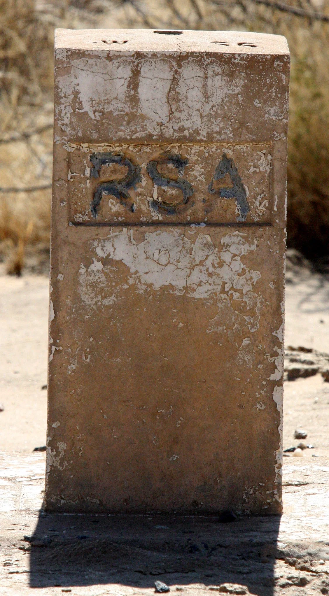 KALAHARI GEMSBOK NP - RSA-BOTSWANA BOARDER POST.JPG