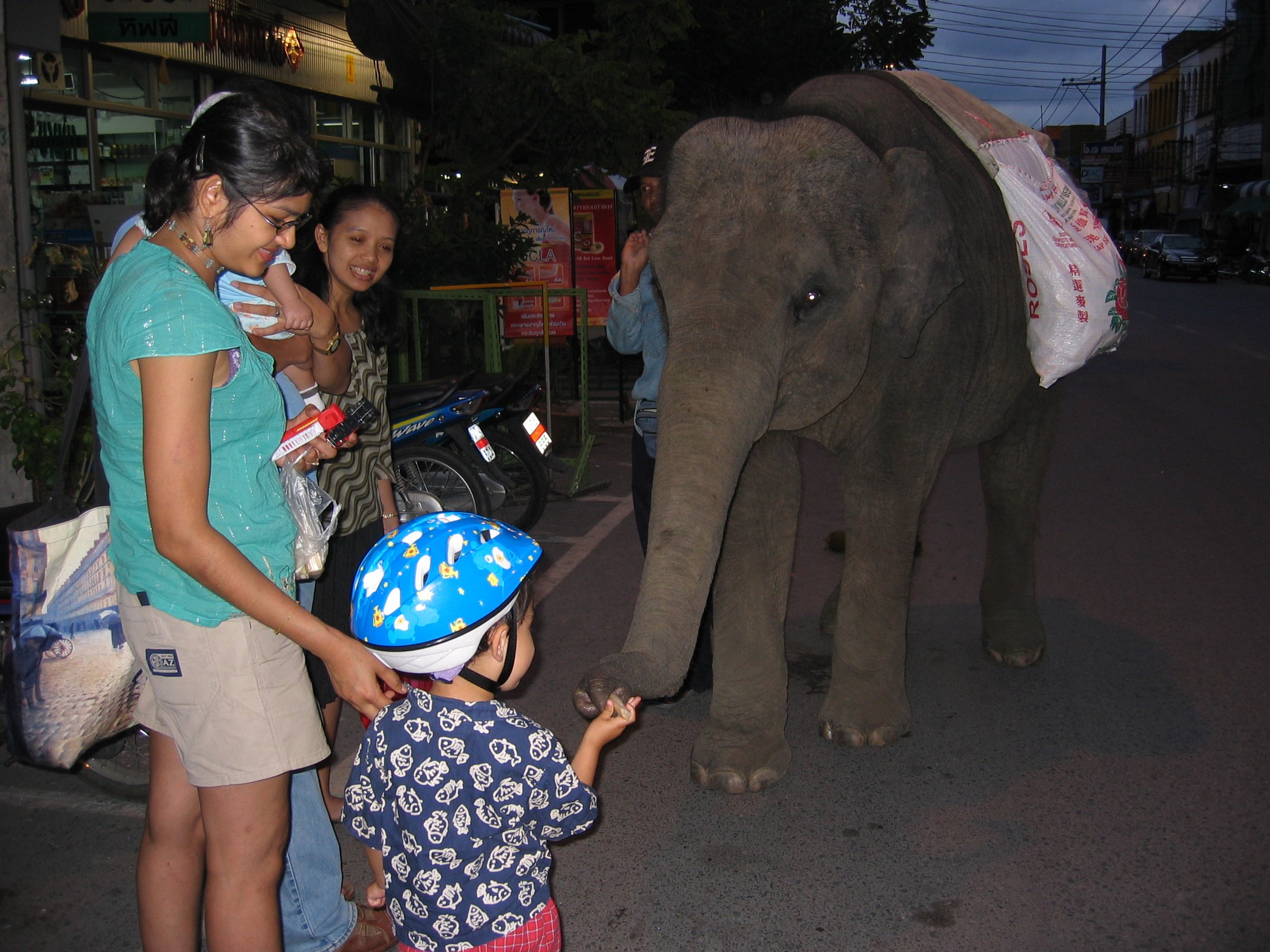 2005 Nakhonsithammarat with Family (5).jpg