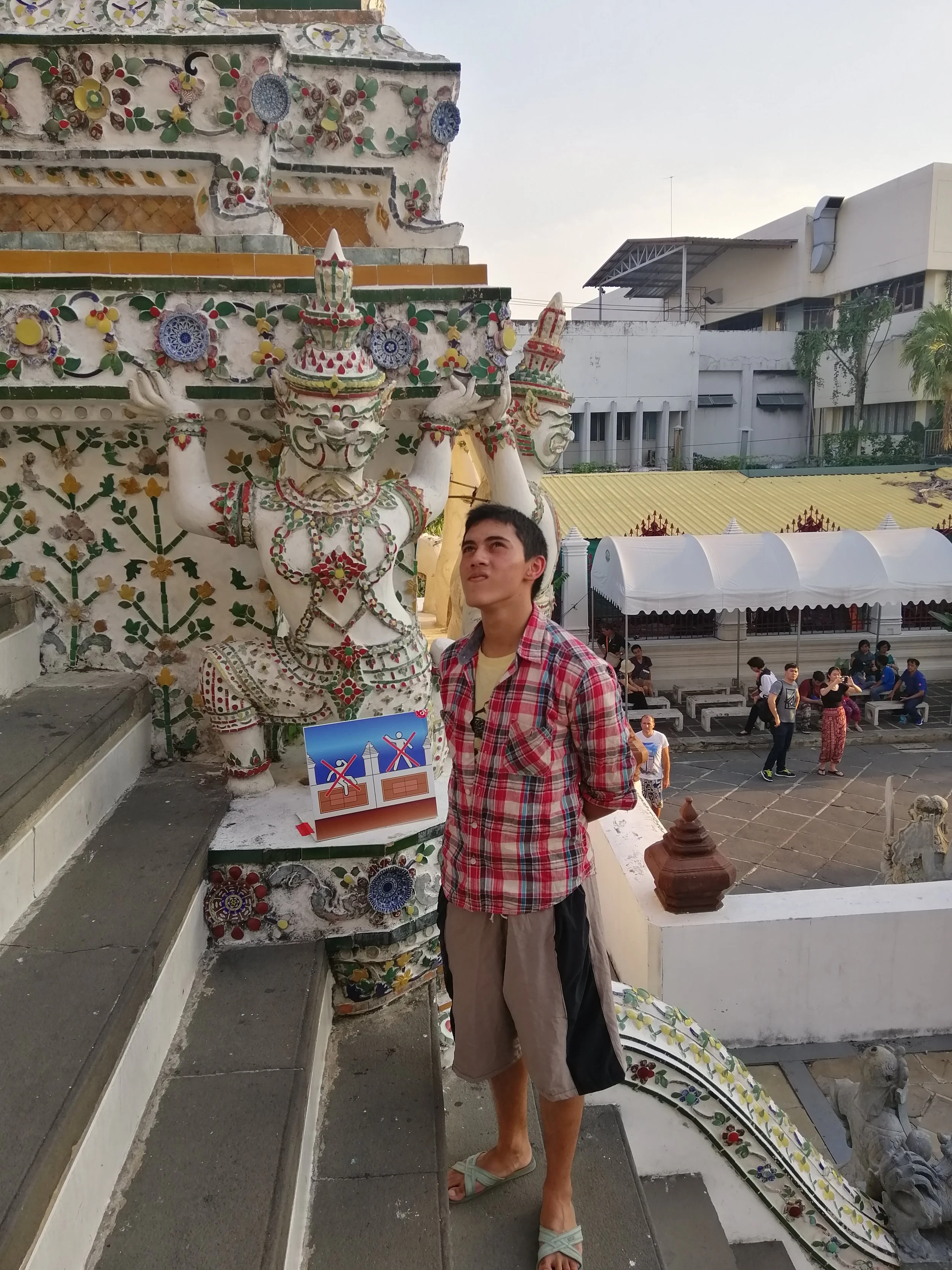 2018 Pics with Gift in Thailand (225).jpg