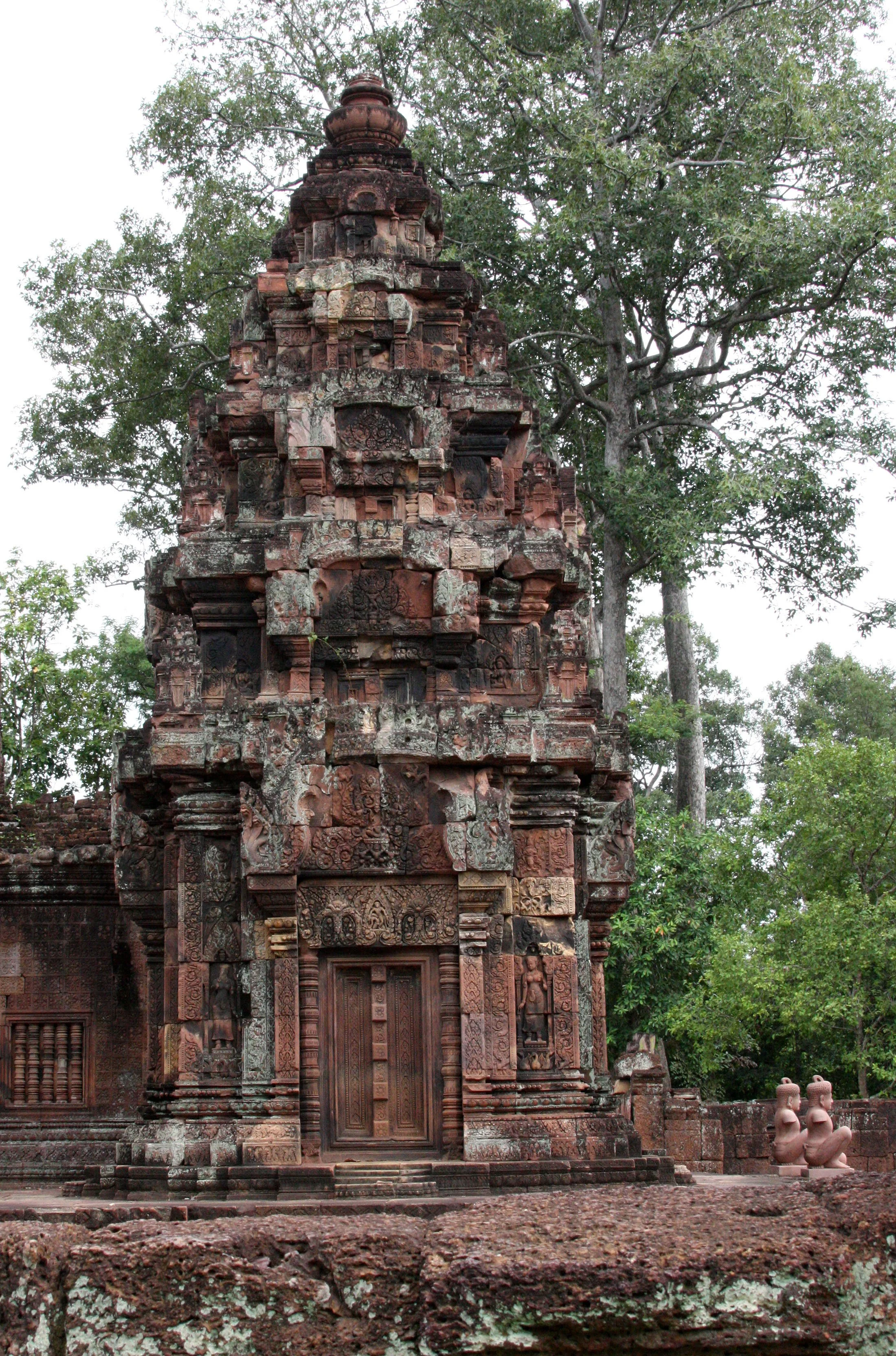 BANTEAY SREI TEMPLE CAMBODIA - JULY 2010 (12).JPG