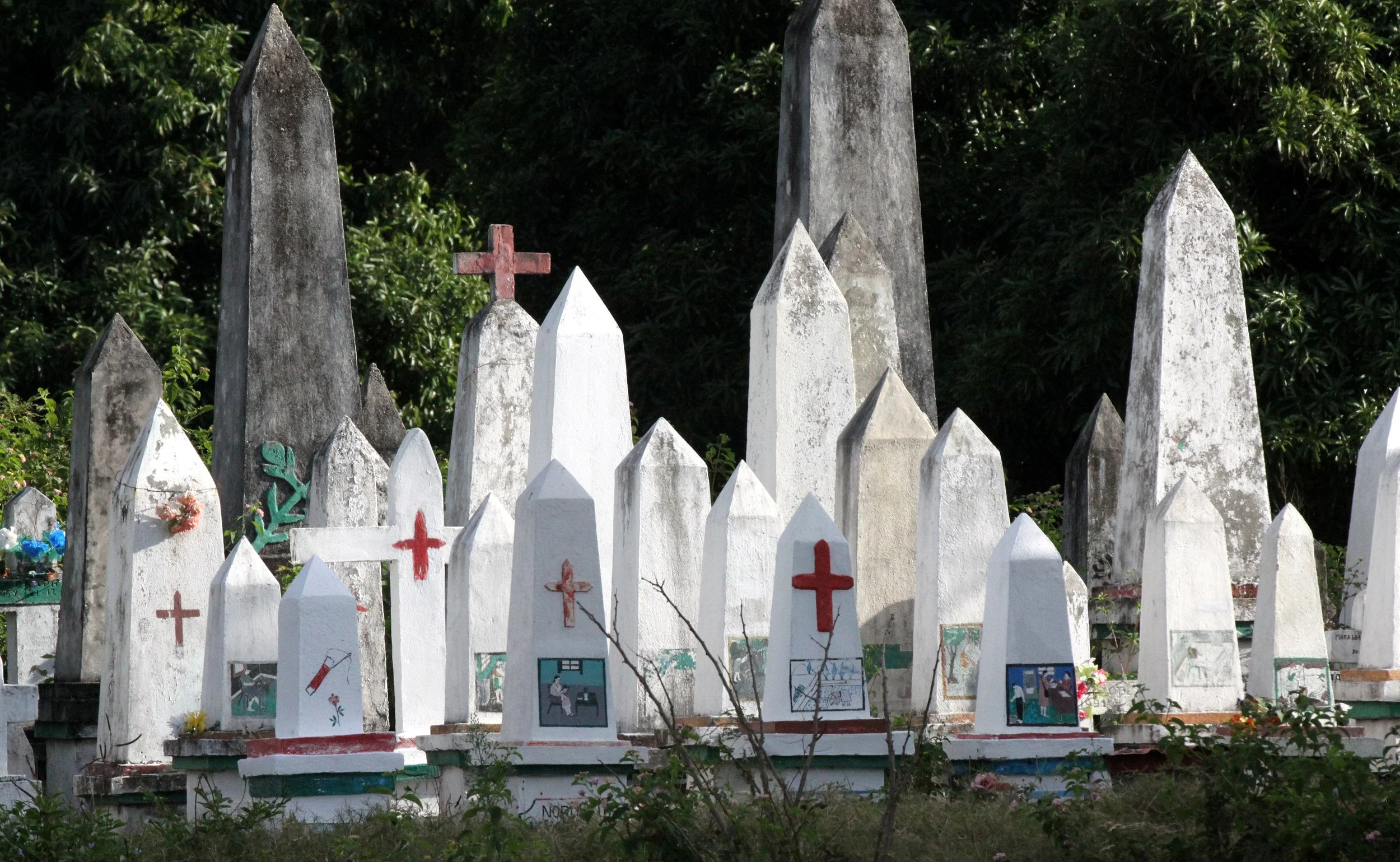 FORT DAUPHIN - MAHAFALY TOMB ART (7).JPG