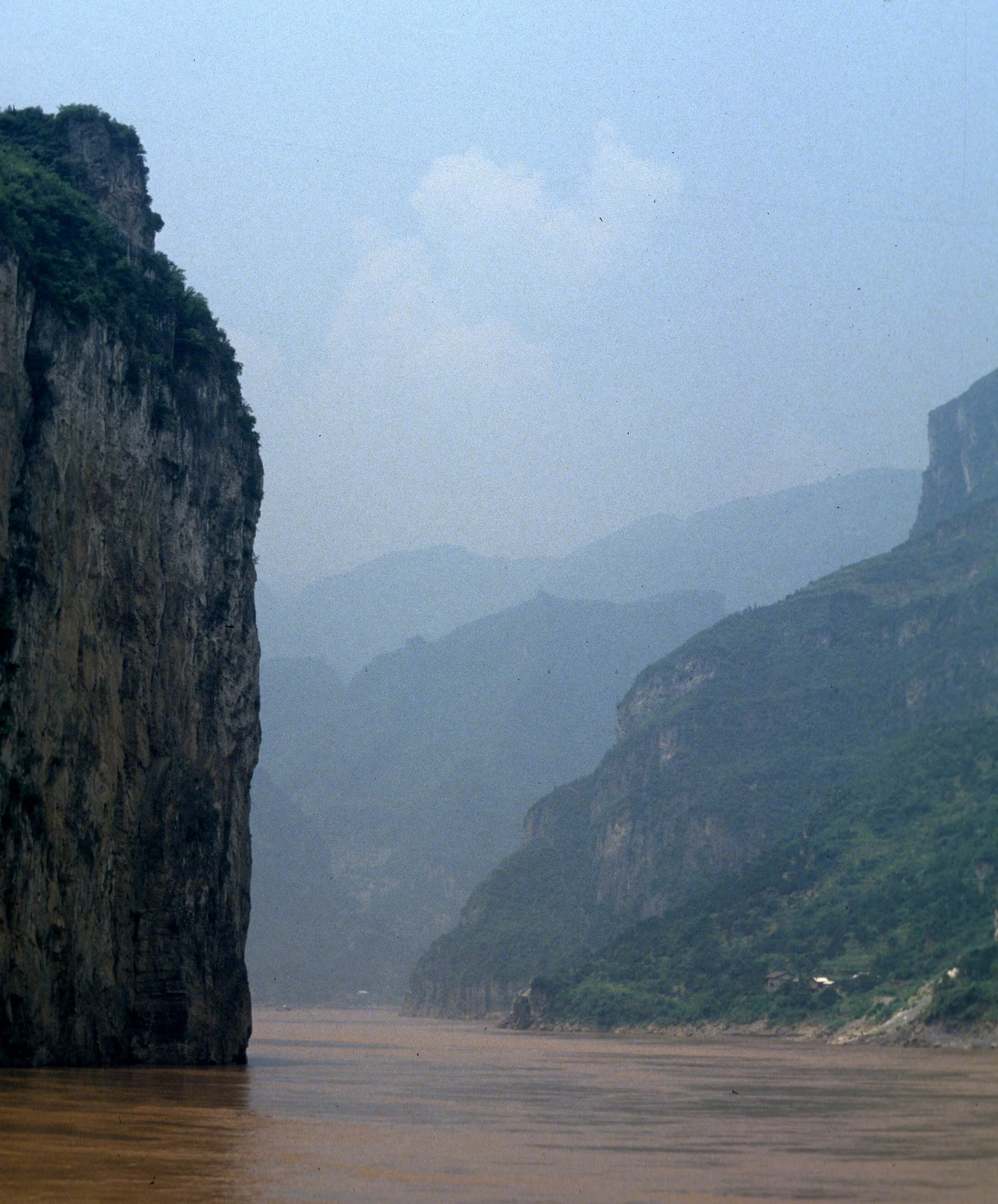 YANGTZE - THREE GORGES CRUISE SCENERY (6).jpg