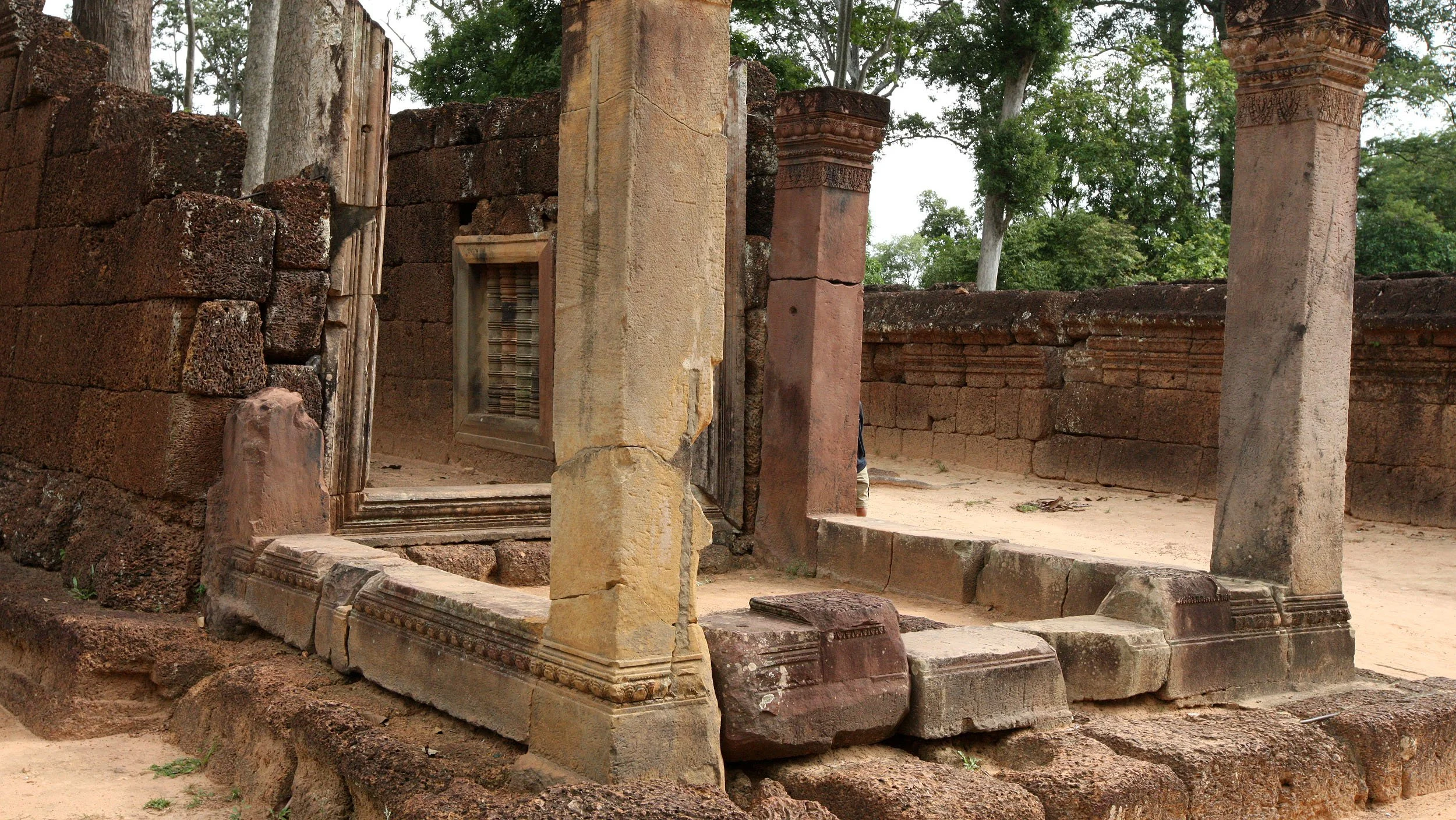 BANTEAY SREI TEMPLE - CAMBODIA (7).JPG
